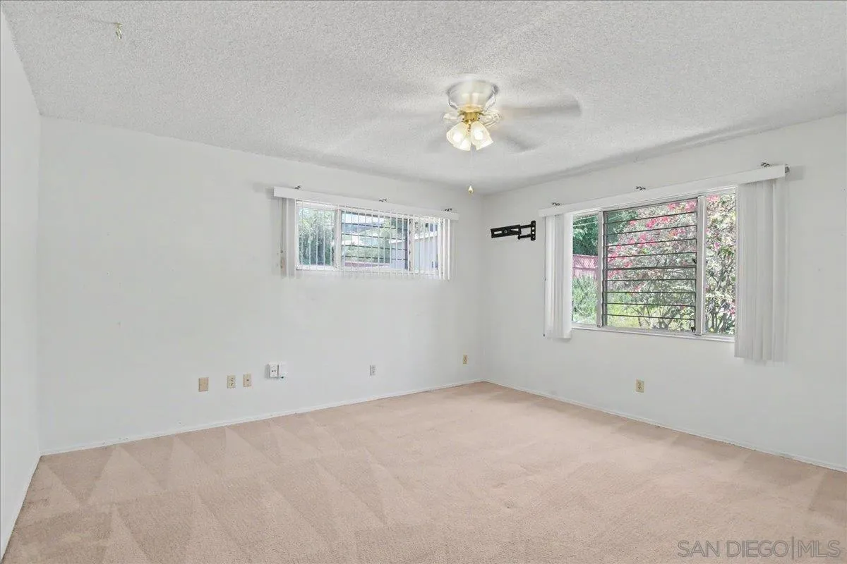 https://cdn.realtyfeed.com/cdn/127/260019157/ca240b18cf3442225431ccbf68efb584.webp