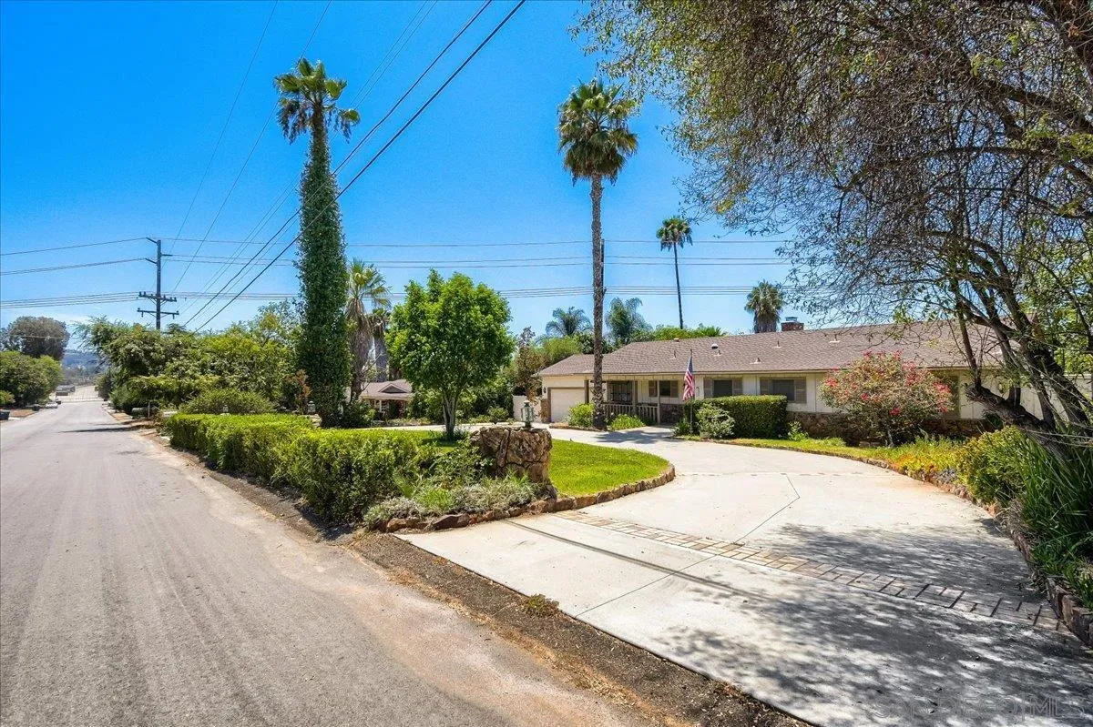 https://cdn.realtyfeed.com/cdn/127/260019157/f9f786777abe80424533747c5db033a0.webp