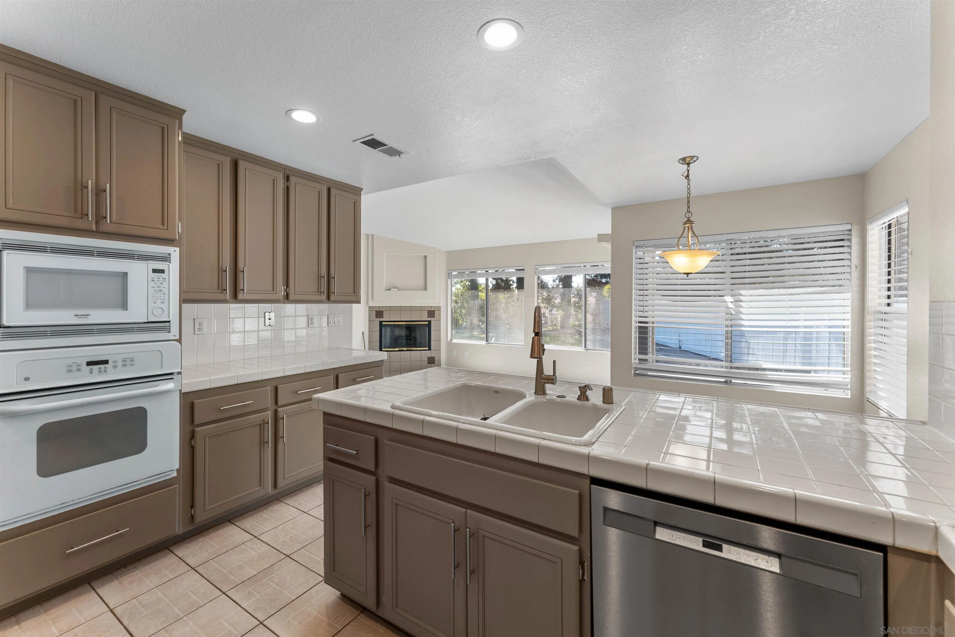 https://cdn.realtyfeed.com/cdn/127/260019160/13f1ee5f513e53b507ec0641fc7dd49e.webp
