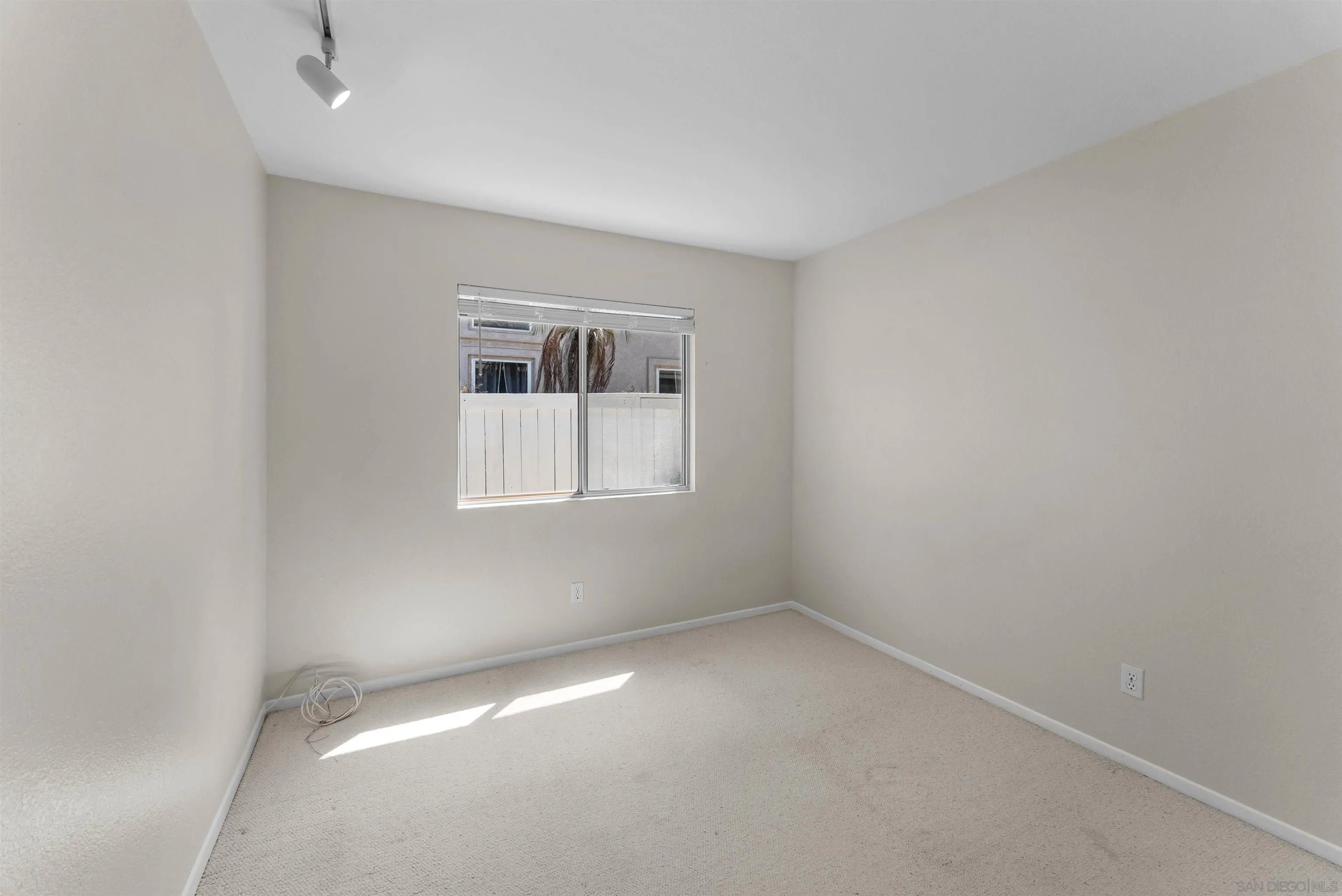 https://cdn.realtyfeed.com/cdn/127/260019160/19cd17d4fa86ac2af3baa98fa5addd2e.webp
