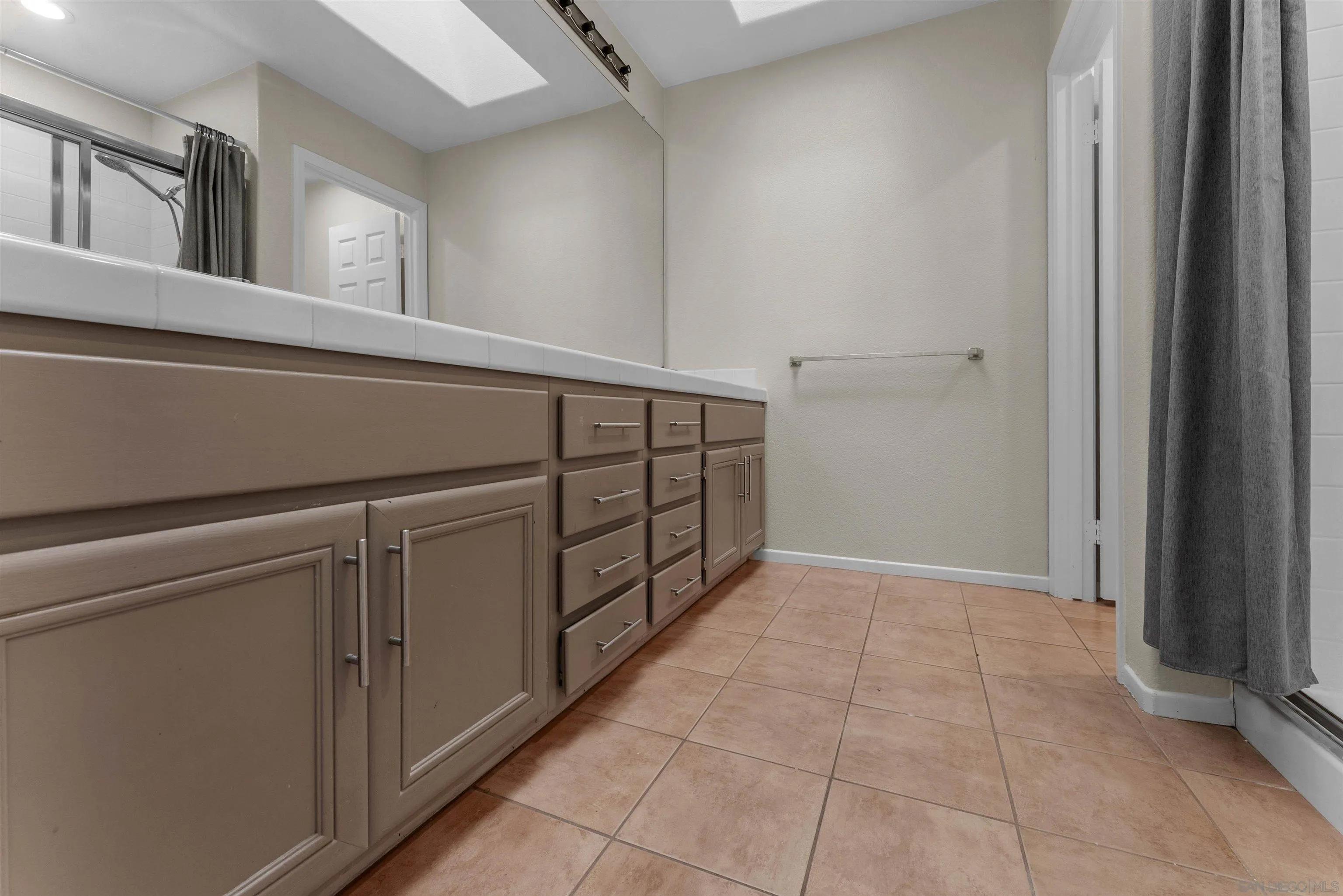 https://cdn.realtyfeed.com/cdn/127/260019160/5445416b9eddfe41201954c222775b8c.webp