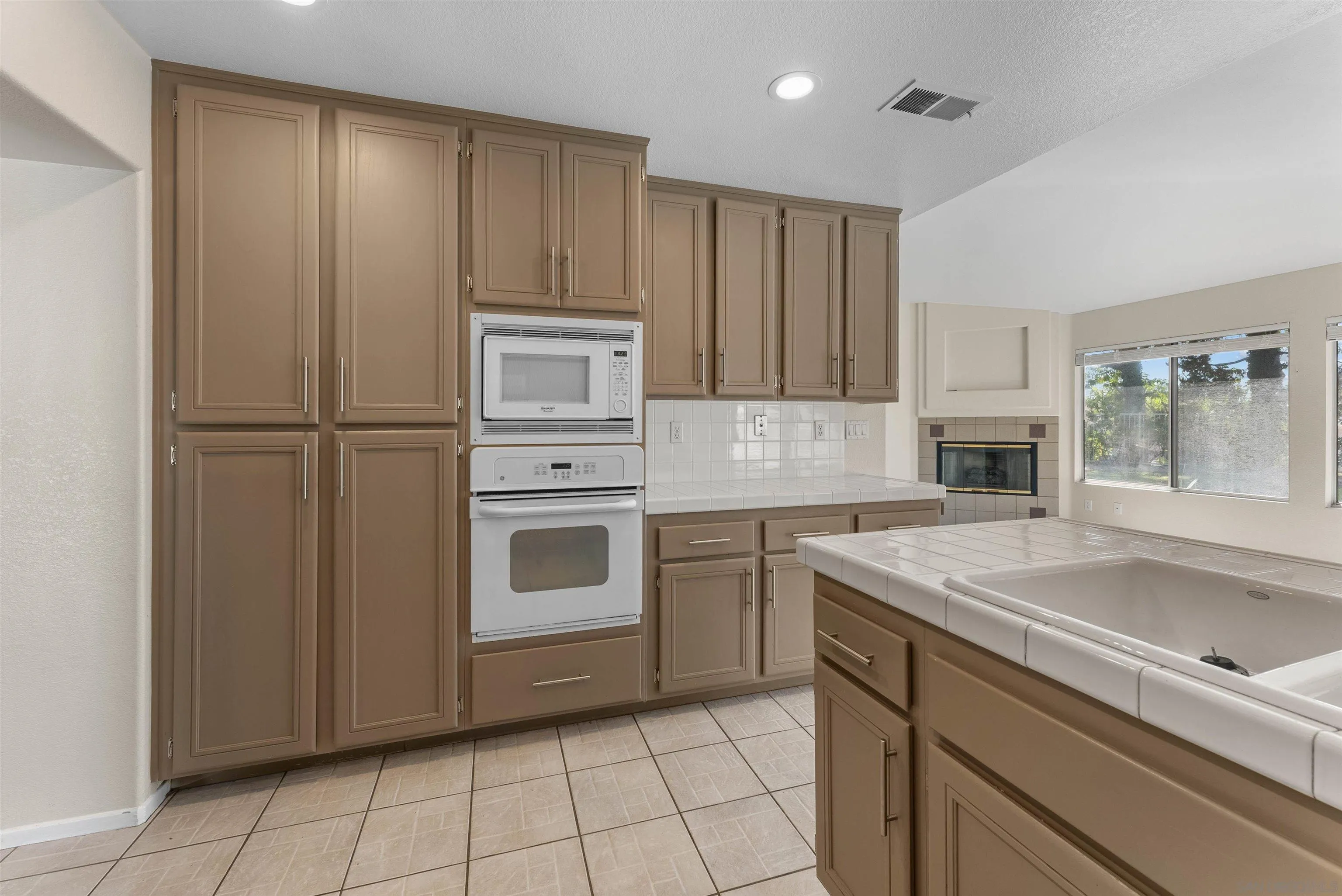 https://cdn.realtyfeed.com/cdn/127/260019160/5a6af05c8f8d49225a2bc6c4fa8a81c0.webp