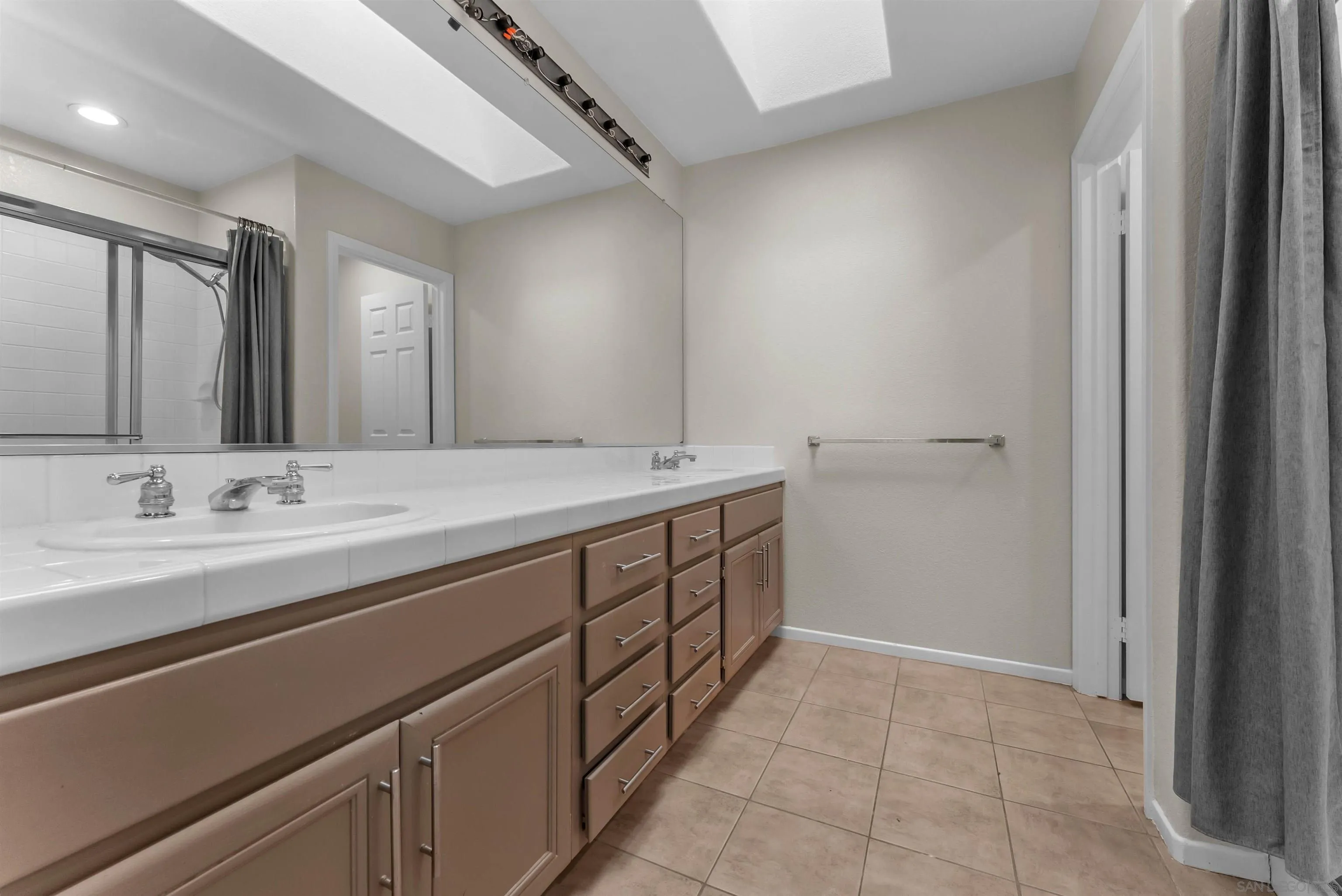 https://cdn.realtyfeed.com/cdn/127/260019160/6d50c6ad48bd9af285649abeb9fbc09d.webp