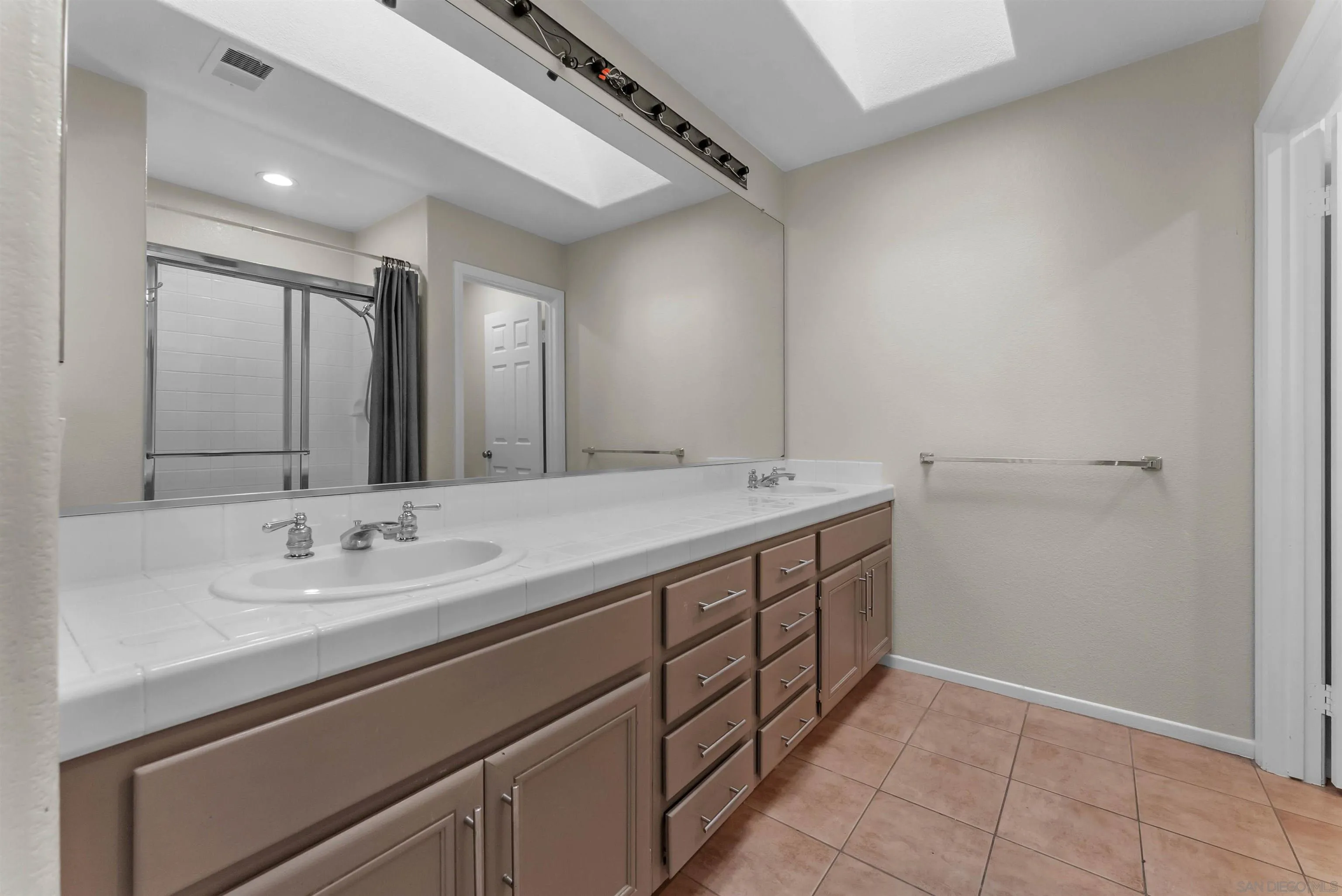 https://cdn.realtyfeed.com/cdn/127/260019160/9f7d15f745a5706af31dcfb3dc699db4.webp