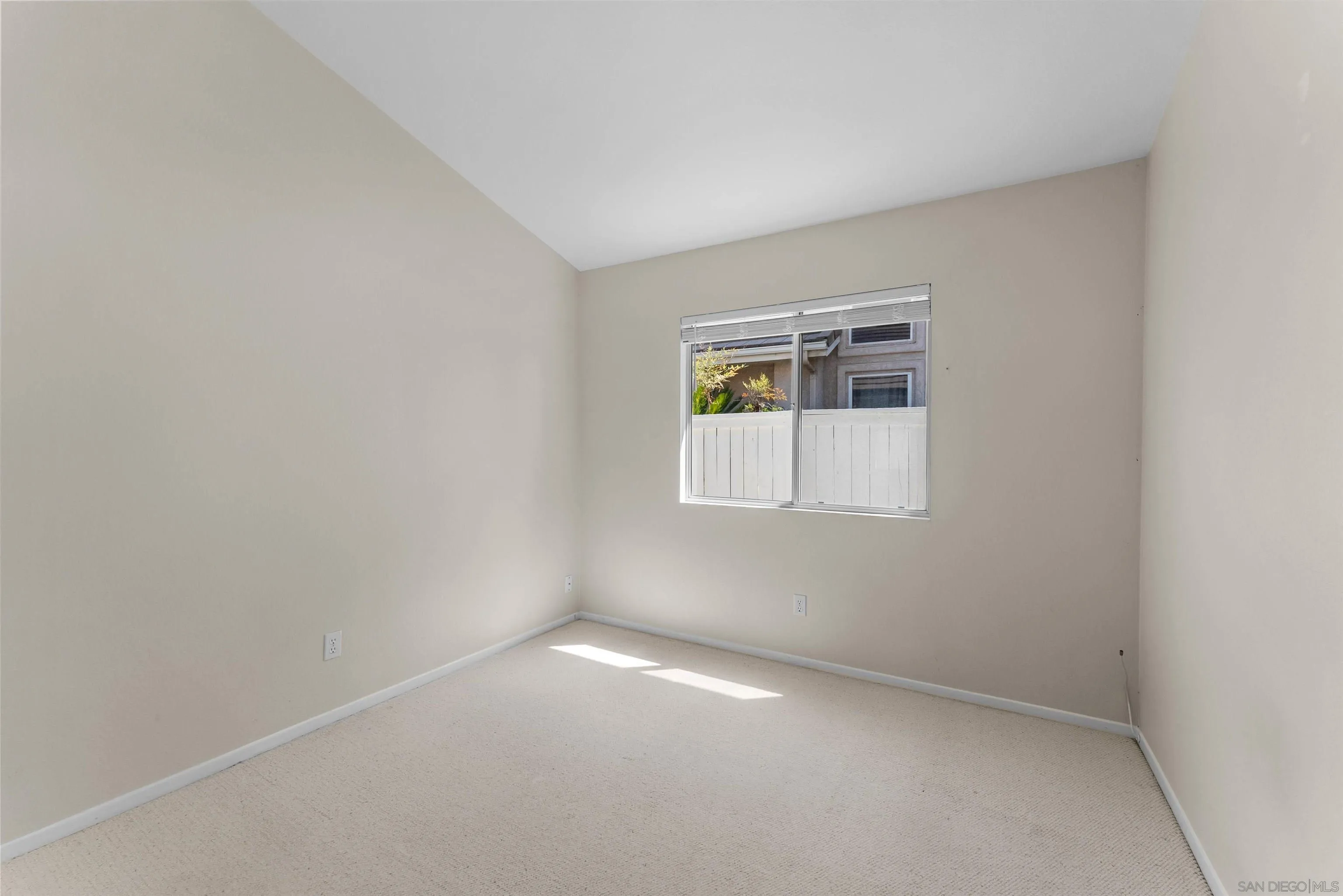 https://cdn.realtyfeed.com/cdn/127/260019160/d9d8ff0aa2a9eeb962177fd7e5237a81.webp