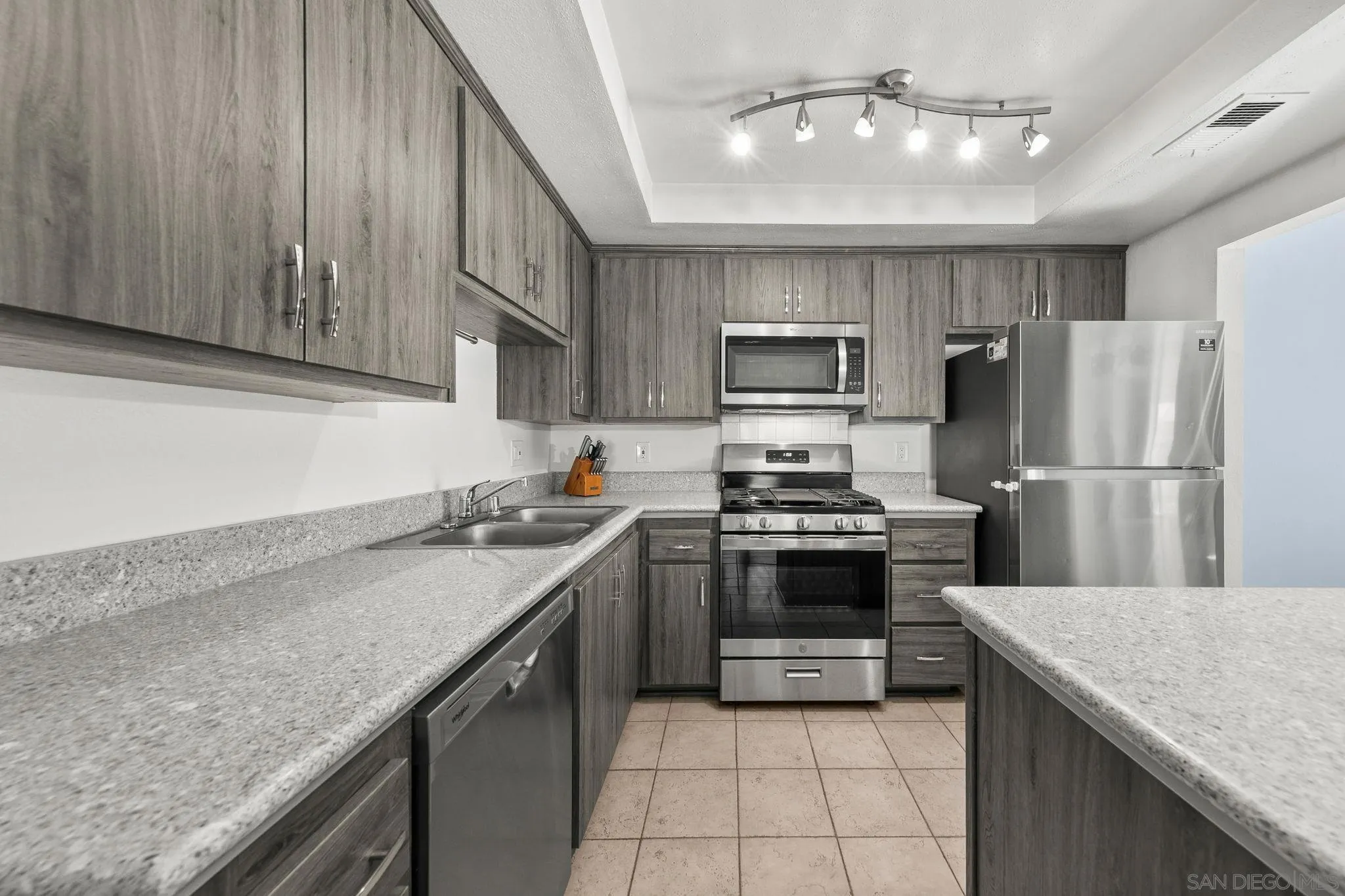 https://cdn.realtyfeed.com/cdn/127/260019163/07c04397e1629175e53ea81ad91076c3.webp