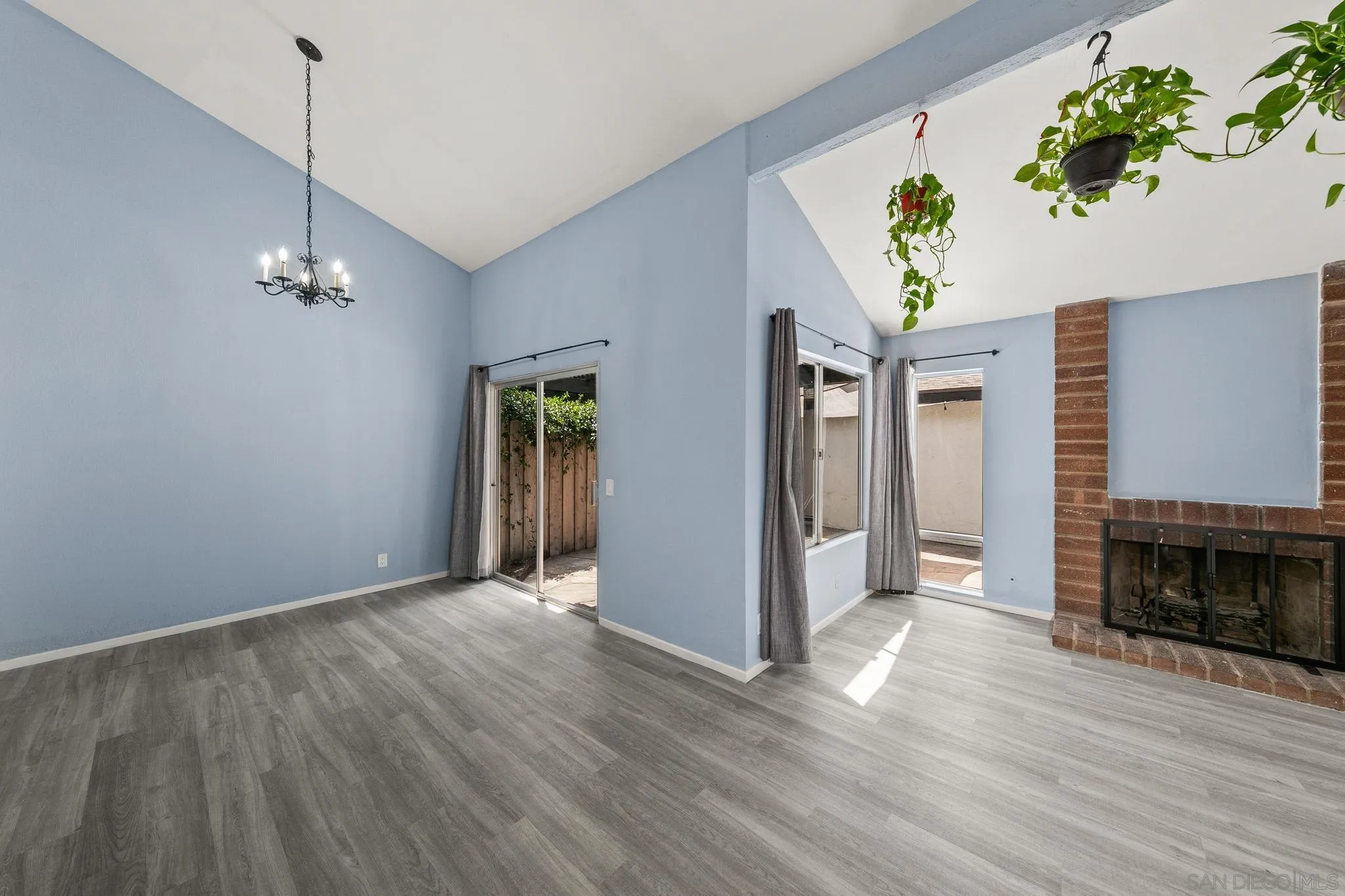 https://cdn.realtyfeed.com/cdn/127/260019163/5fd596c837b5655f1e5d694118de64a1.webp