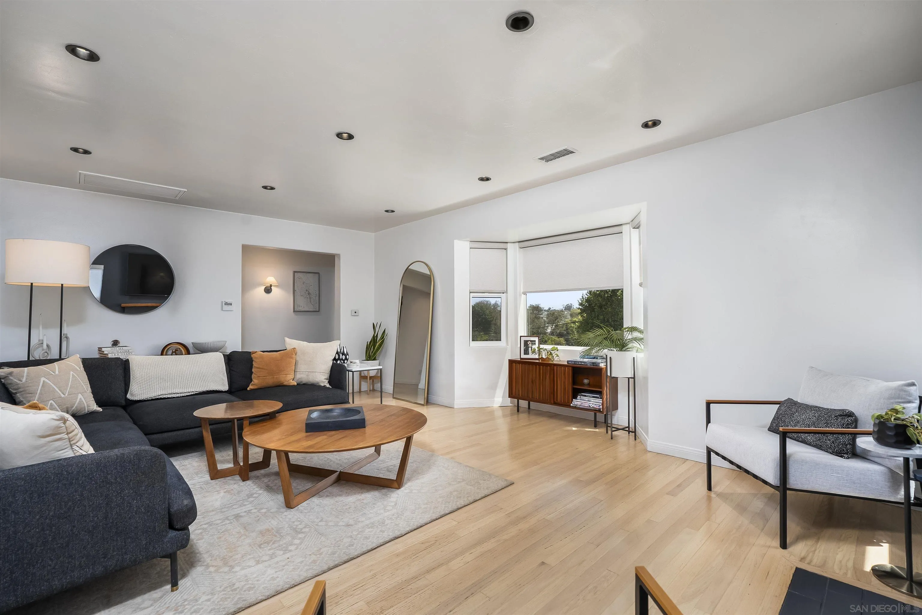 https://cdn.realtyfeed.com/cdn/127/260019165/784f8acb155eb343993b54933b1f4583.webp