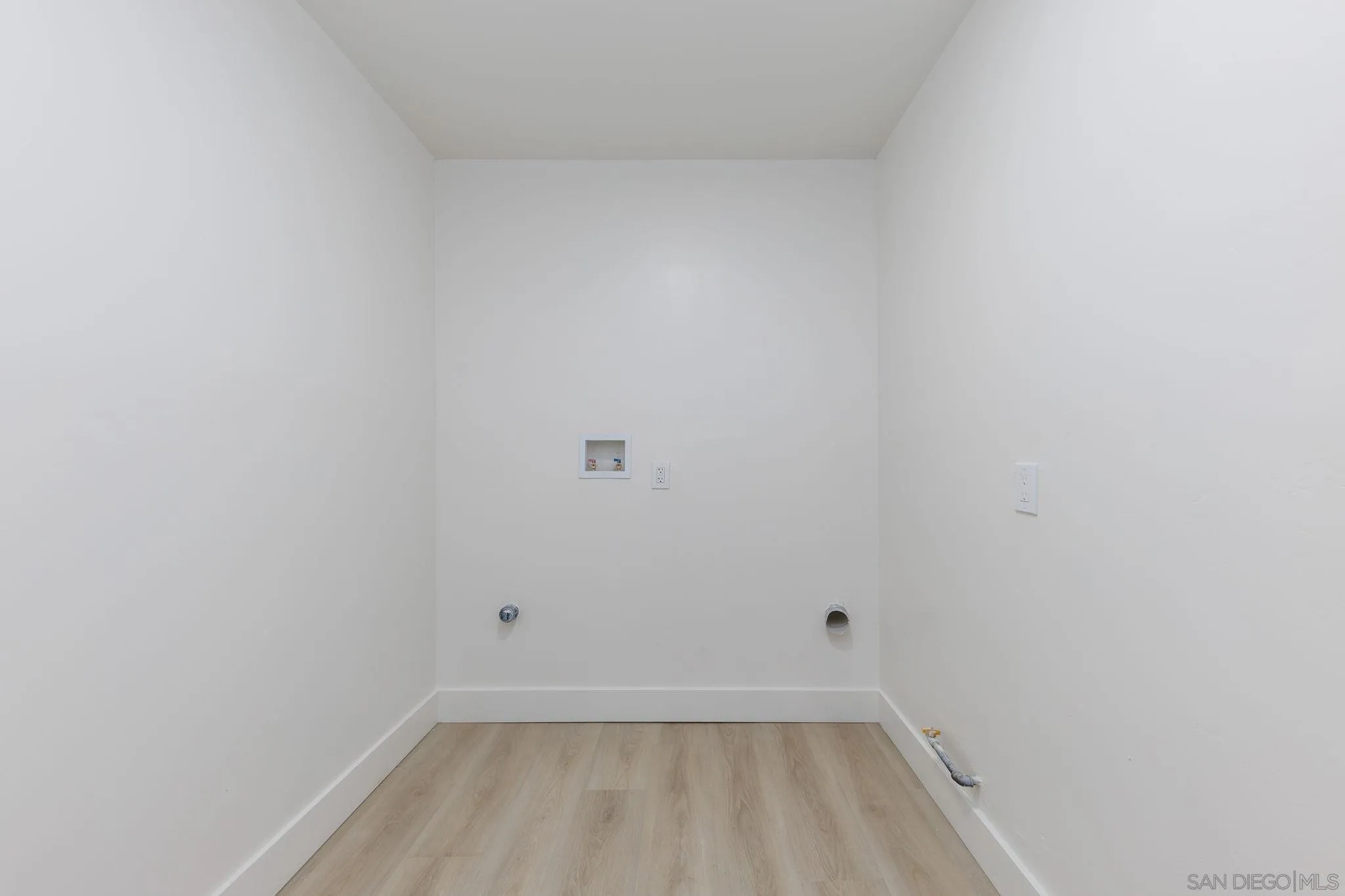 https://cdn.realtyfeed.com/cdn/127/260019175/83b70e4e8d81320ea65231d59df13108.webp