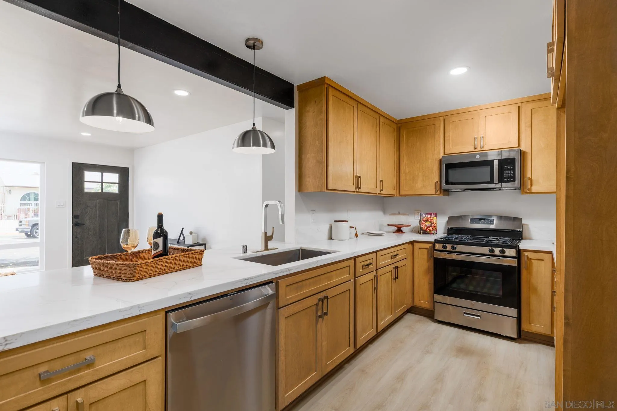 https://cdn.realtyfeed.com/cdn/127/260019175/fbe9292da19a8220e39eafd8443de118.webp