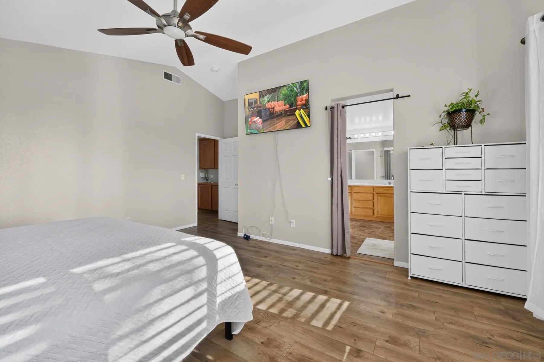 https://cdn.realtyfeed.com/cdn/127/260019186/1a33da1b225982fd47778fad11627b37.webp