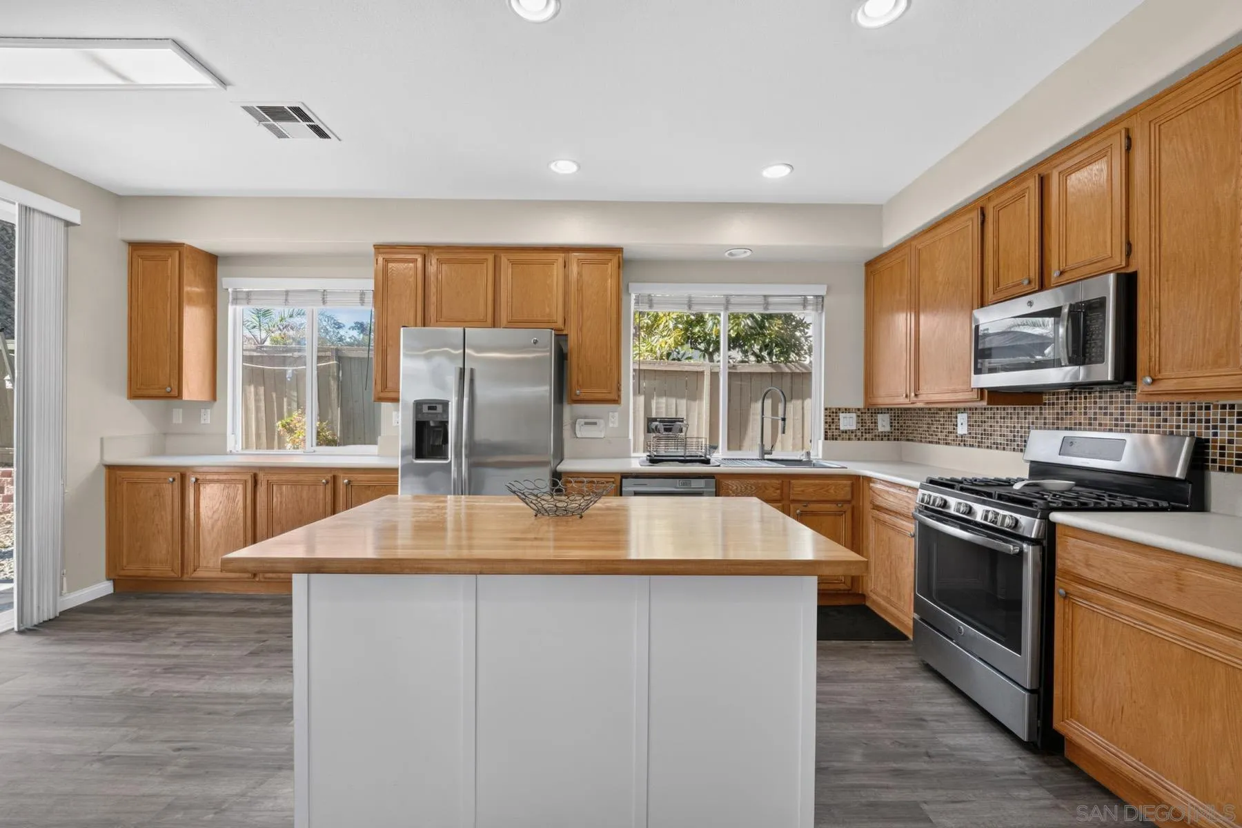 https://cdn.realtyfeed.com/cdn/127/260019186/601d5ec48cec4ed084c9fa1bdee4057d.webp