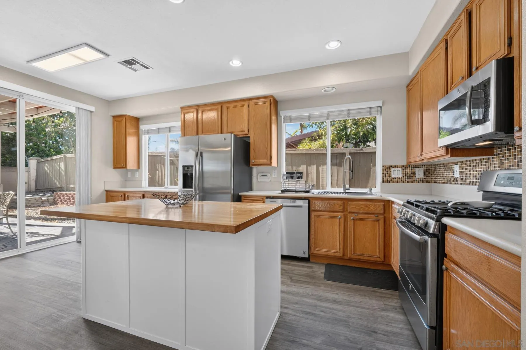 https://cdn.realtyfeed.com/cdn/127/260019186/9aca9573582ce7c6a88c67cdbe58a028.webp