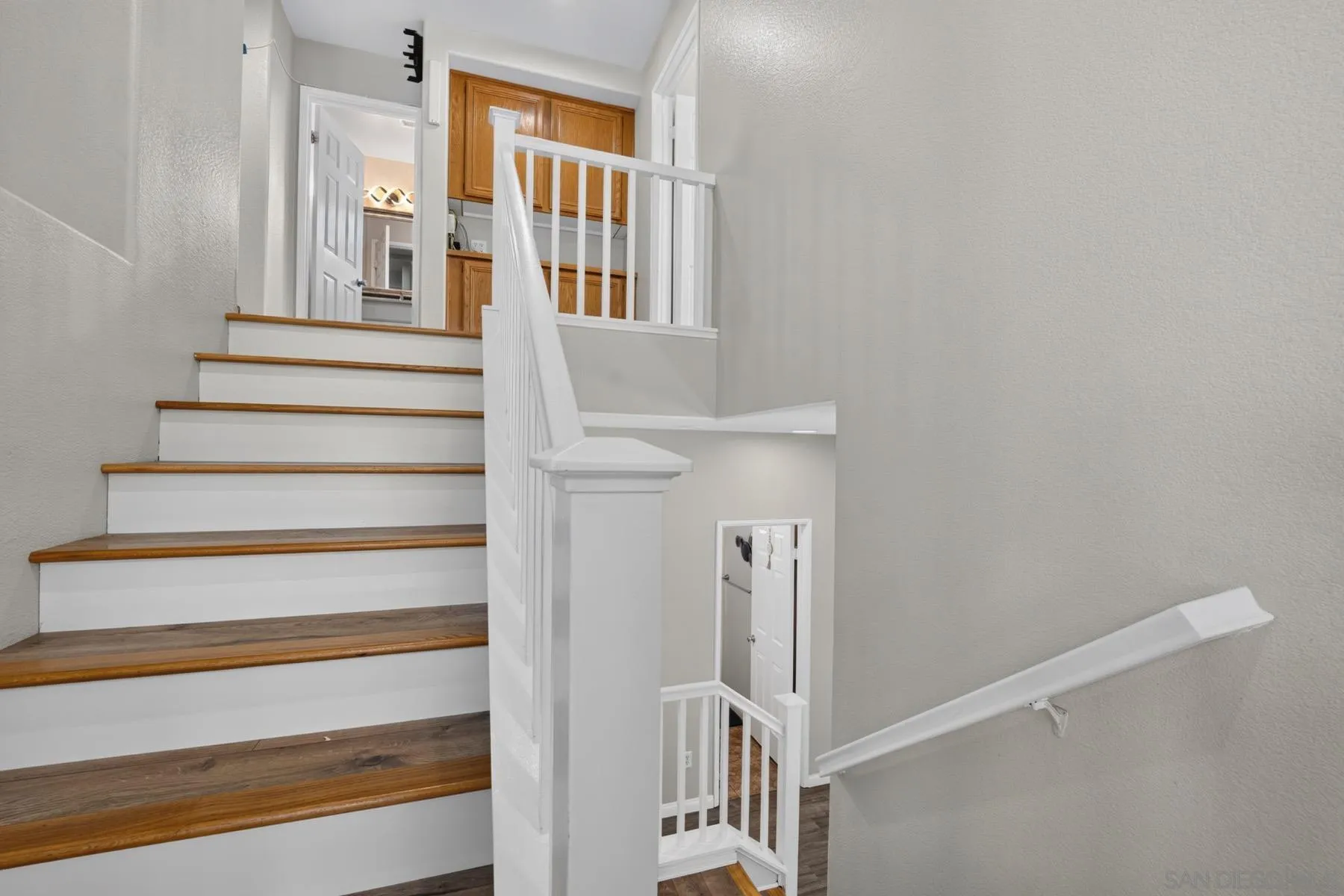 https://cdn.realtyfeed.com/cdn/127/260019186/9c7c370353bac421e5ca4ad9b16c8004.webp