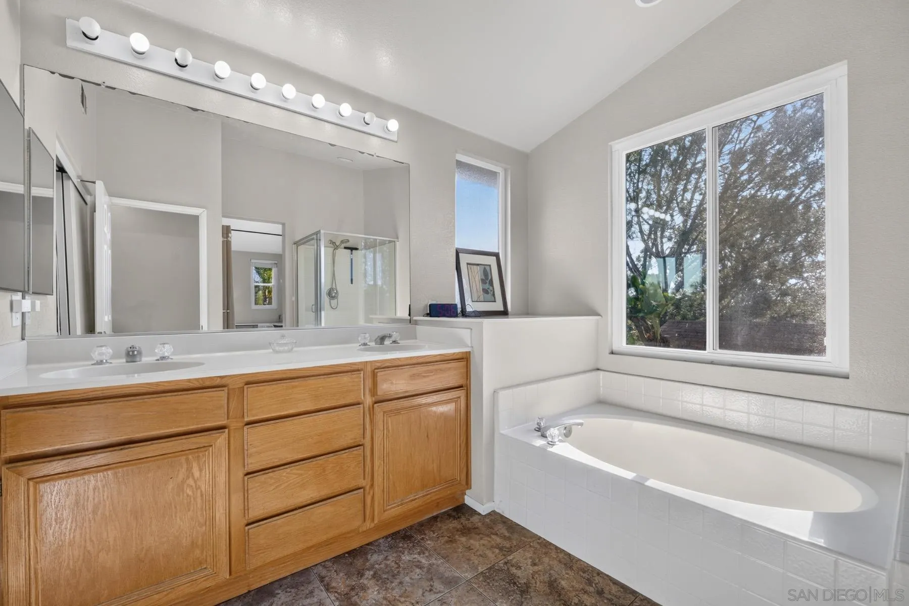 https://cdn.realtyfeed.com/cdn/127/260019186/eb8372cf571401b7e6adb23c3c8fb26e.webp