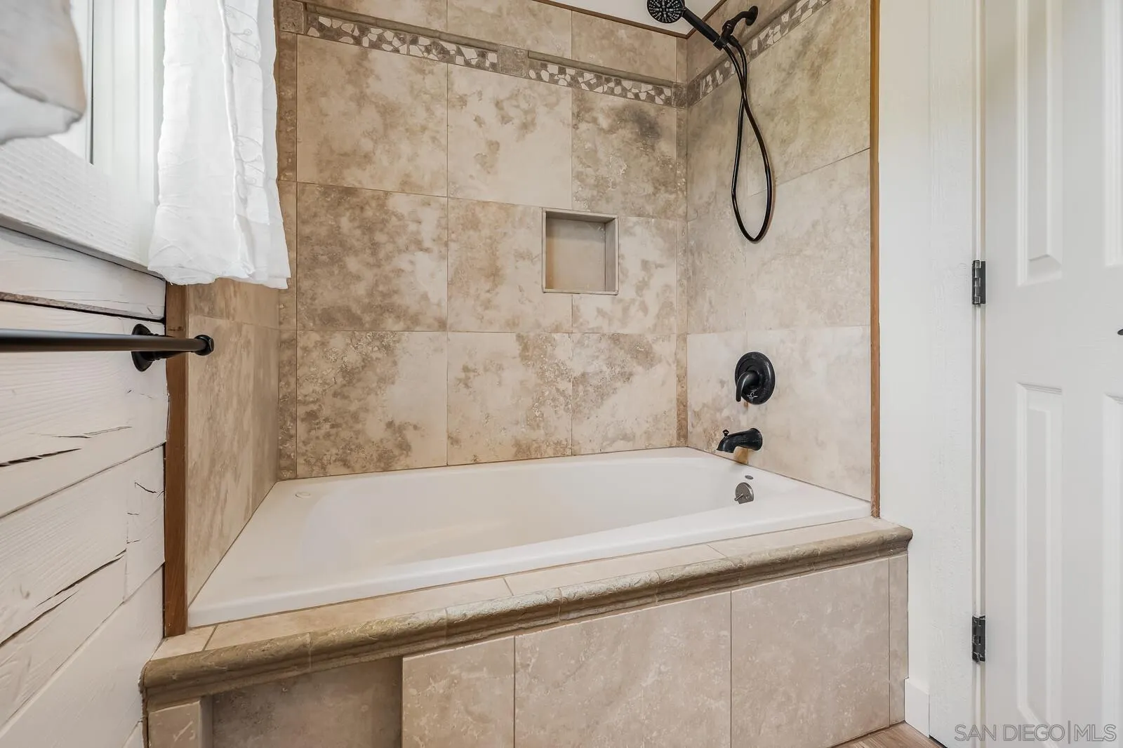 https://cdn.realtyfeed.com/cdn/127/260019199/9a5e62f9ff717ad22aa880d3265fce5c.webp