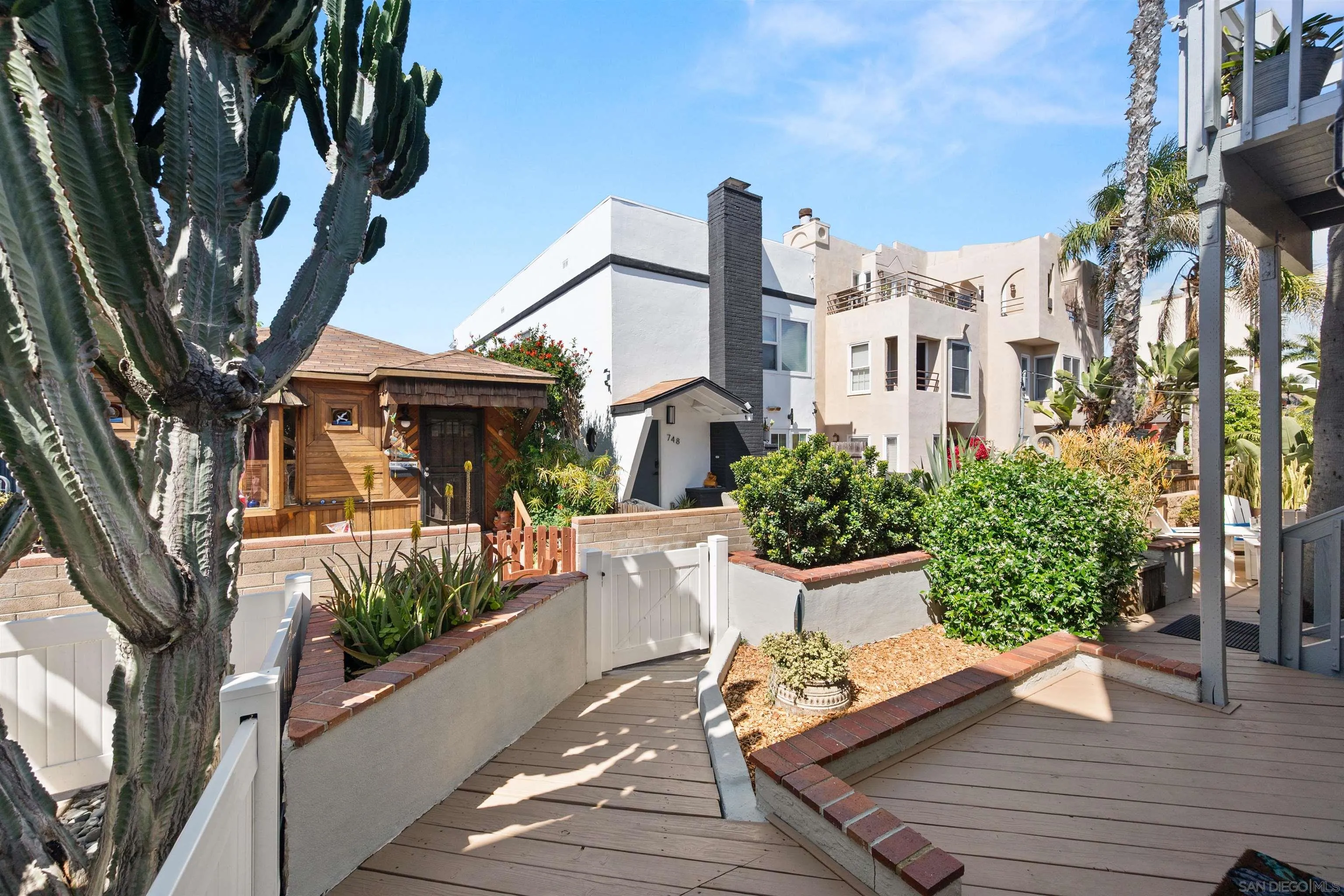 https://cdn.realtyfeed.com/cdn/127/260019211/00aef4c54f566b4aa429bf197019946a.webp