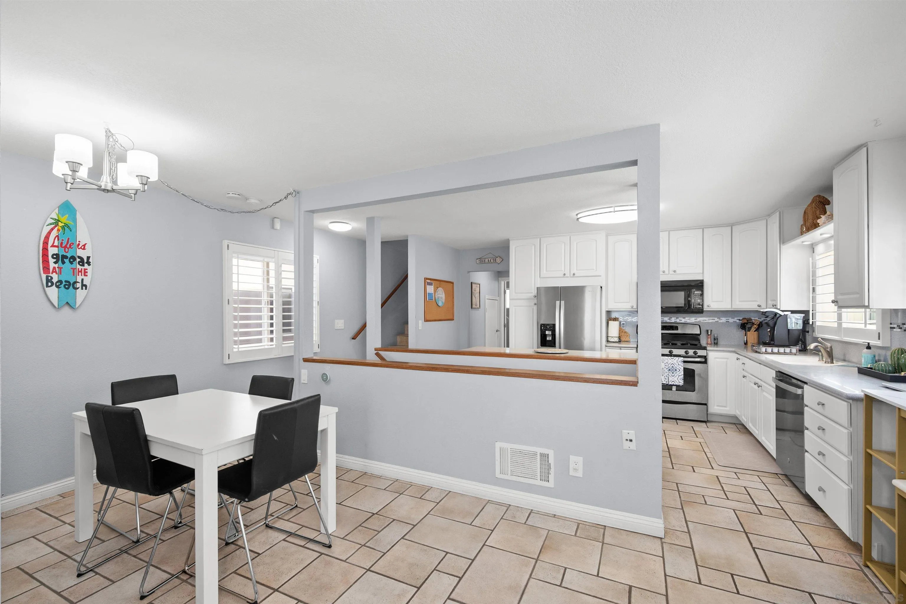 https://cdn.realtyfeed.com/cdn/127/260019211/376443a0c48afee1df715f0ebca73f45.webp