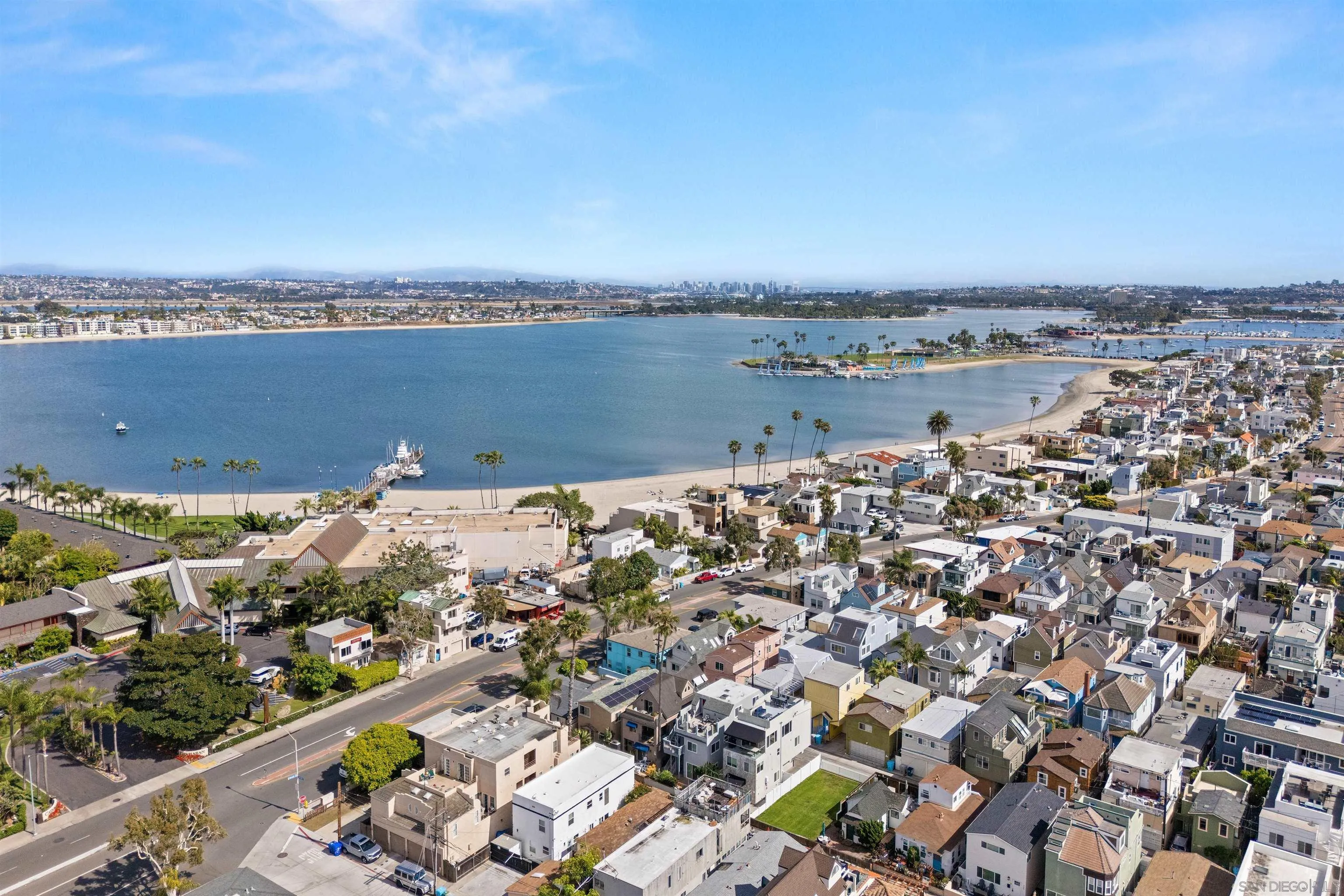 https://cdn.realtyfeed.com/cdn/127/260019211/afcbeb37181f71f6e860fda530ae0cd4.webp