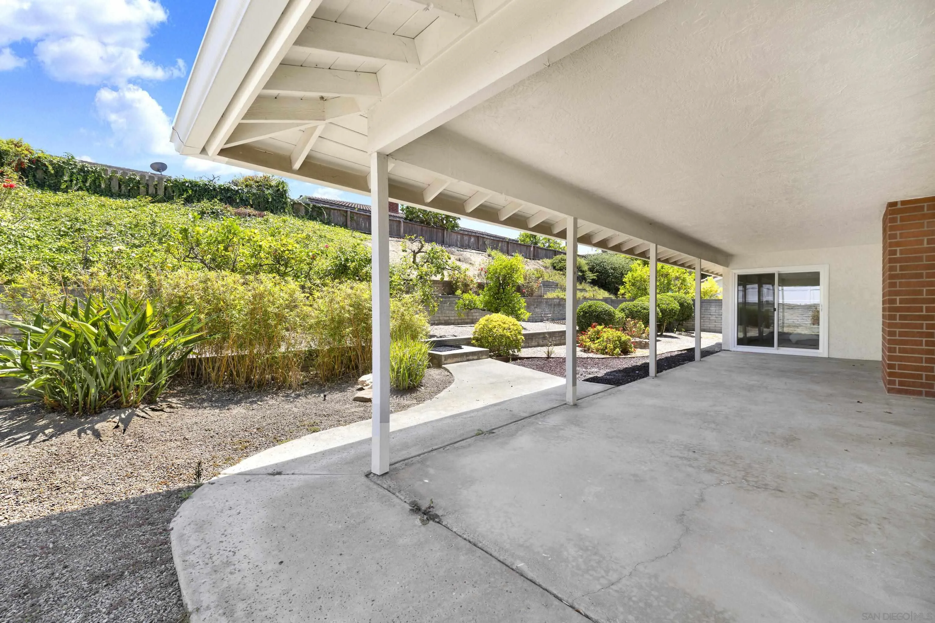 https://cdn.realtyfeed.com/cdn/127/260019212/d8bc6c13bb1886fad6afb226e29b726c.webp