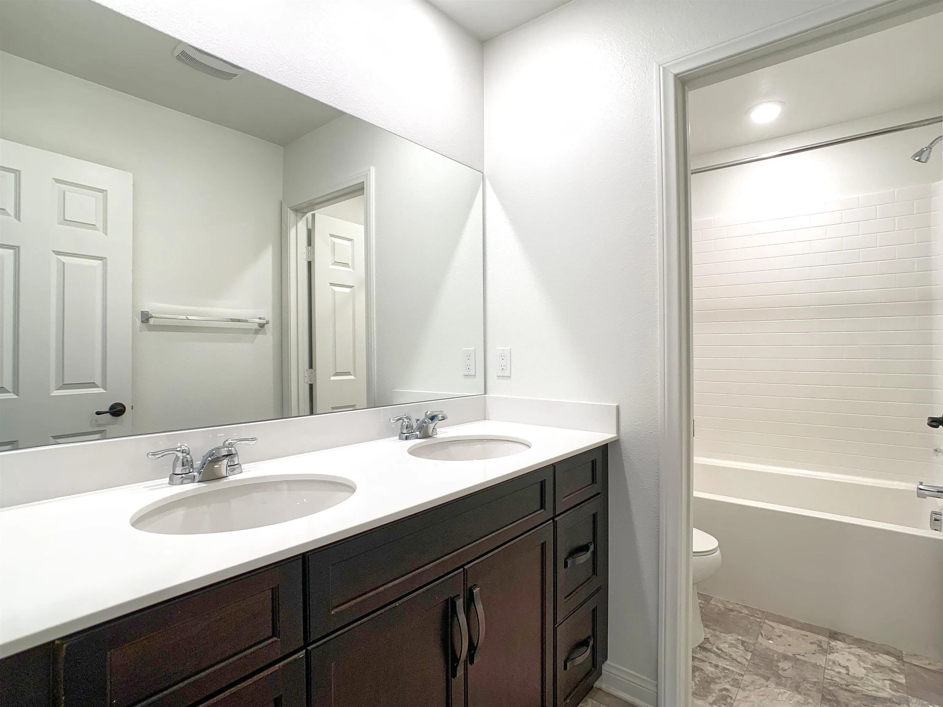 https://cdn.realtyfeed.com/cdn/127/260019217/1a3ef53b30afa709bc393ab9dec4ec9f.webp