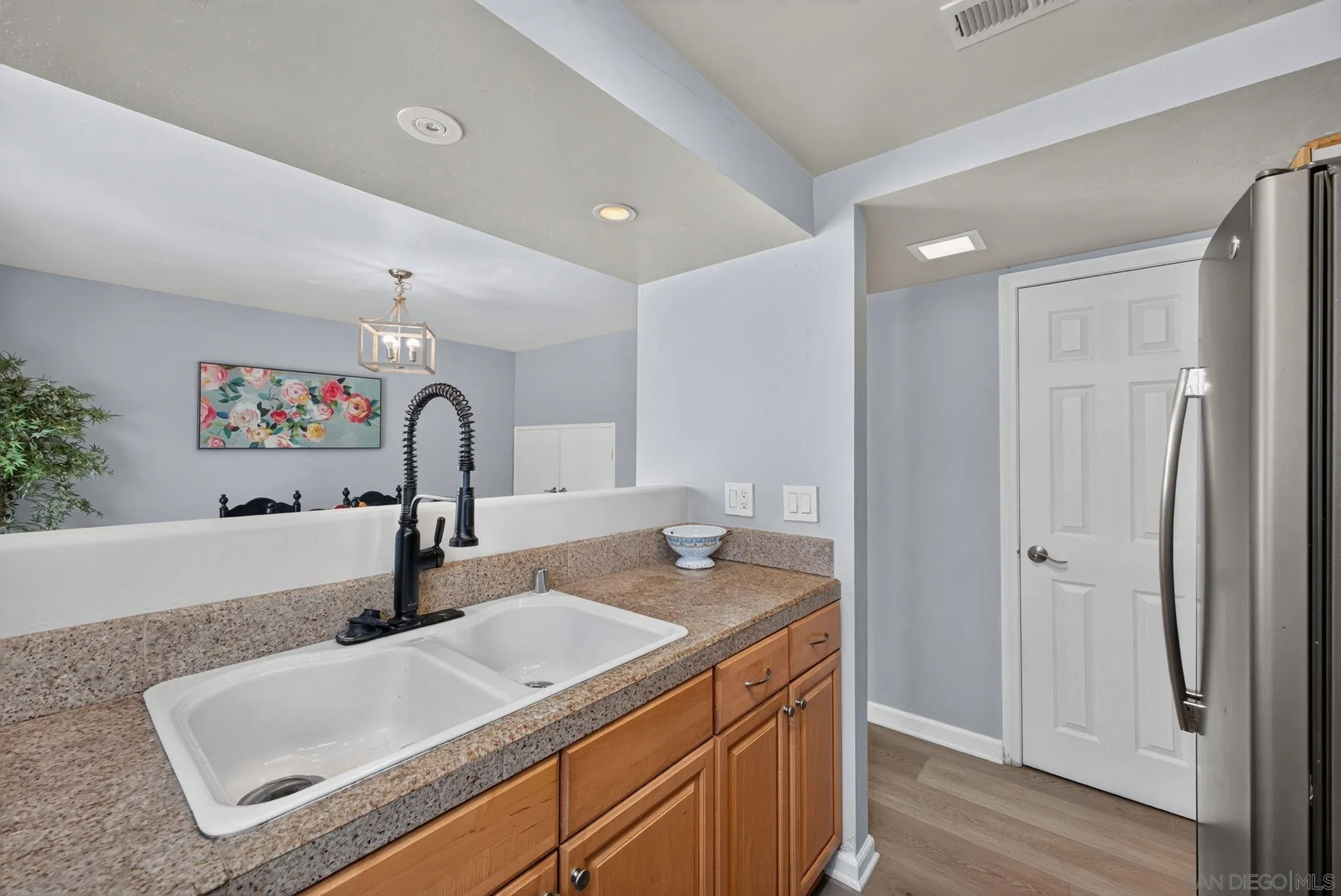 https://cdn.realtyfeed.com/cdn/127/260019224/0585e01ff6ac1d47e7a3f84e6c1a9a38.webp