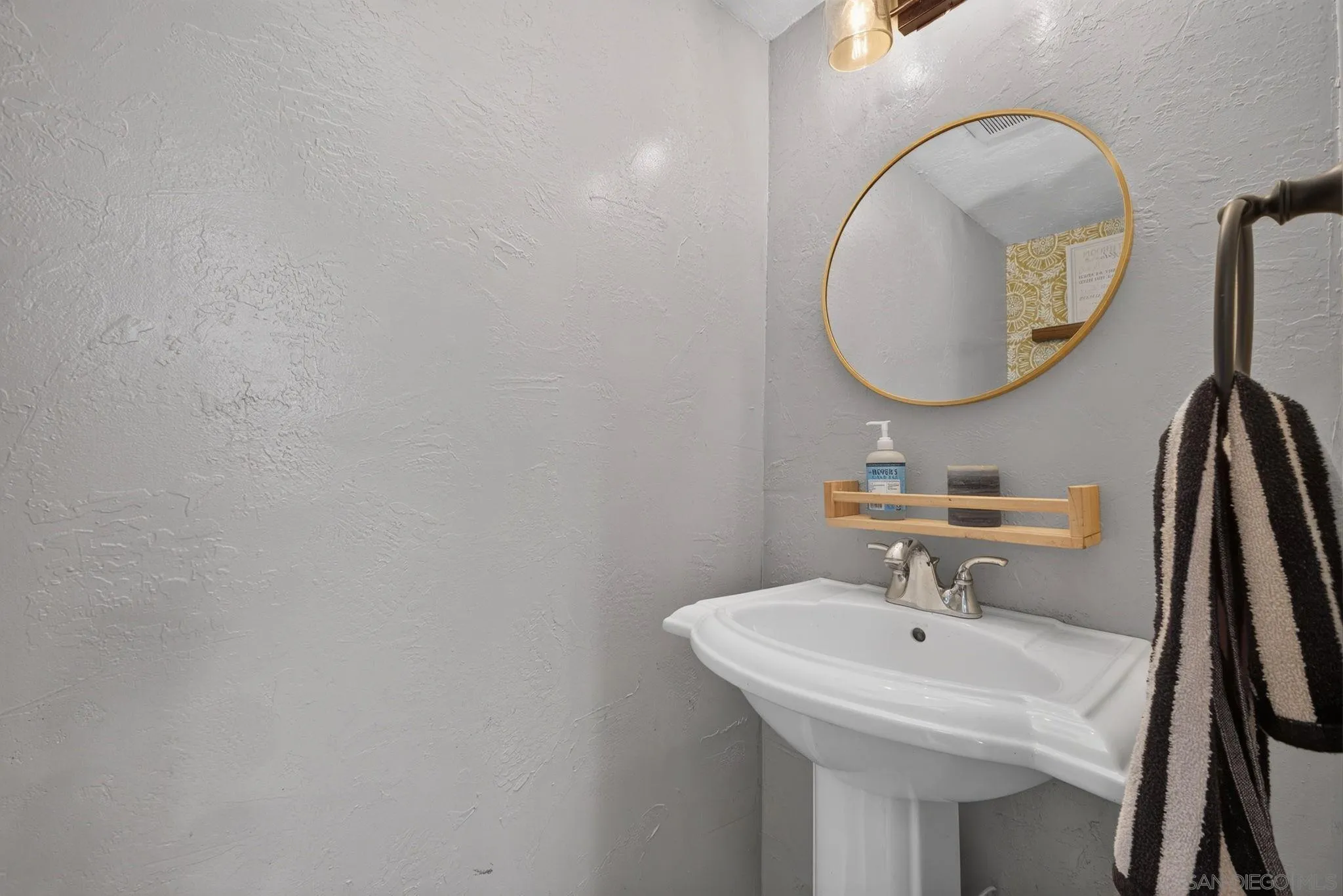 https://cdn.realtyfeed.com/cdn/127/260019224/d877561abd5c3452877b6257e35c054c.webp