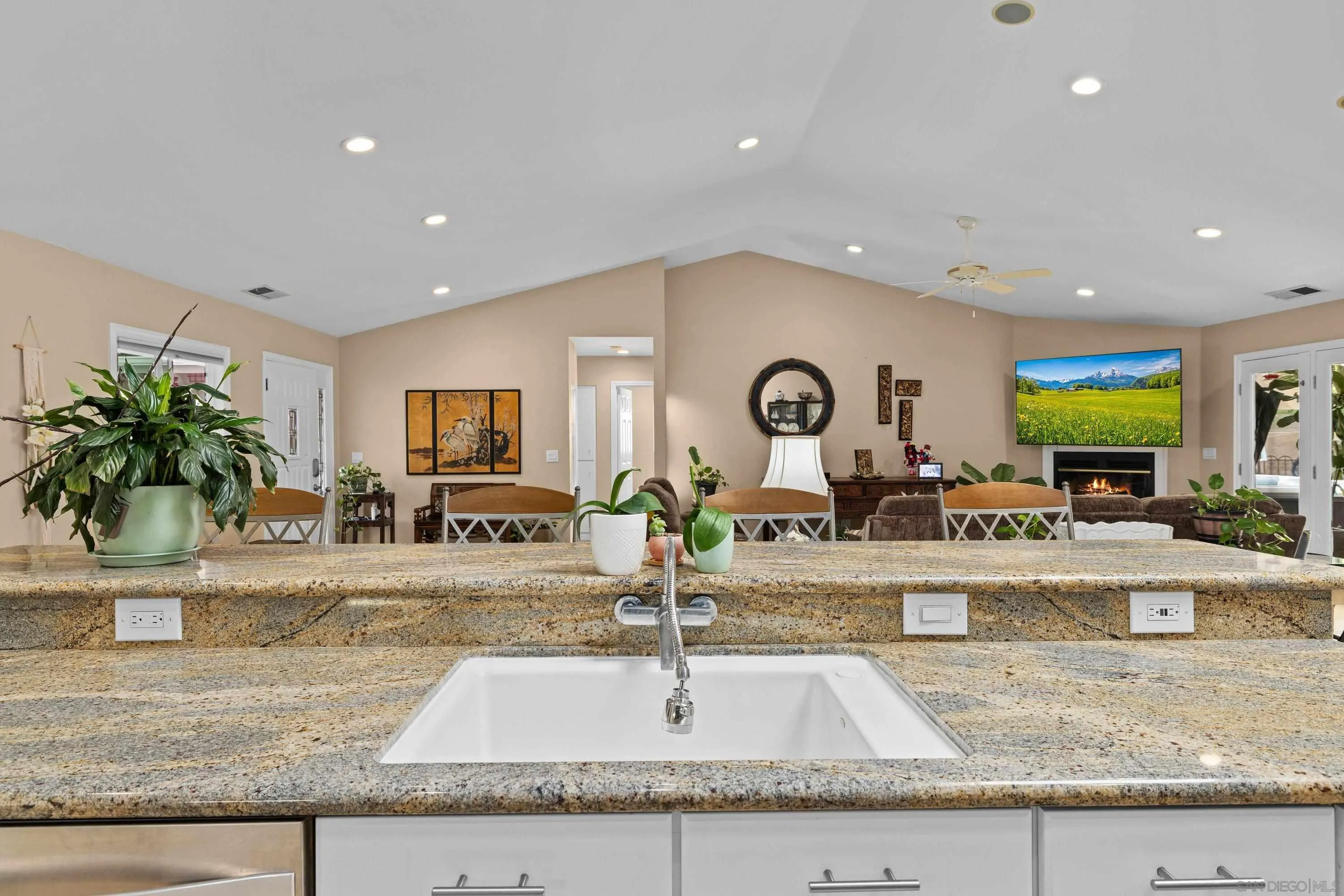 https://cdn.realtyfeed.com/cdn/127/260019225/0666a3d8aef3acd3aef4803b080d477e.webp