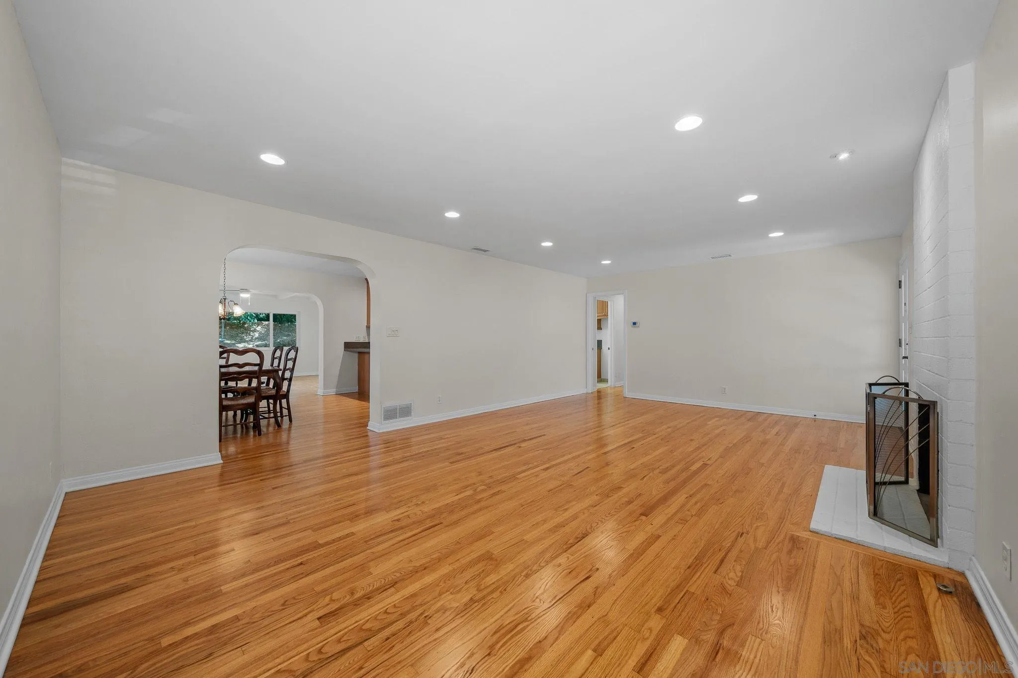 https://cdn.realtyfeed.com/cdn/127/260019235/d63e3567e0b2eb121f9bec5f4eb8886b.webp