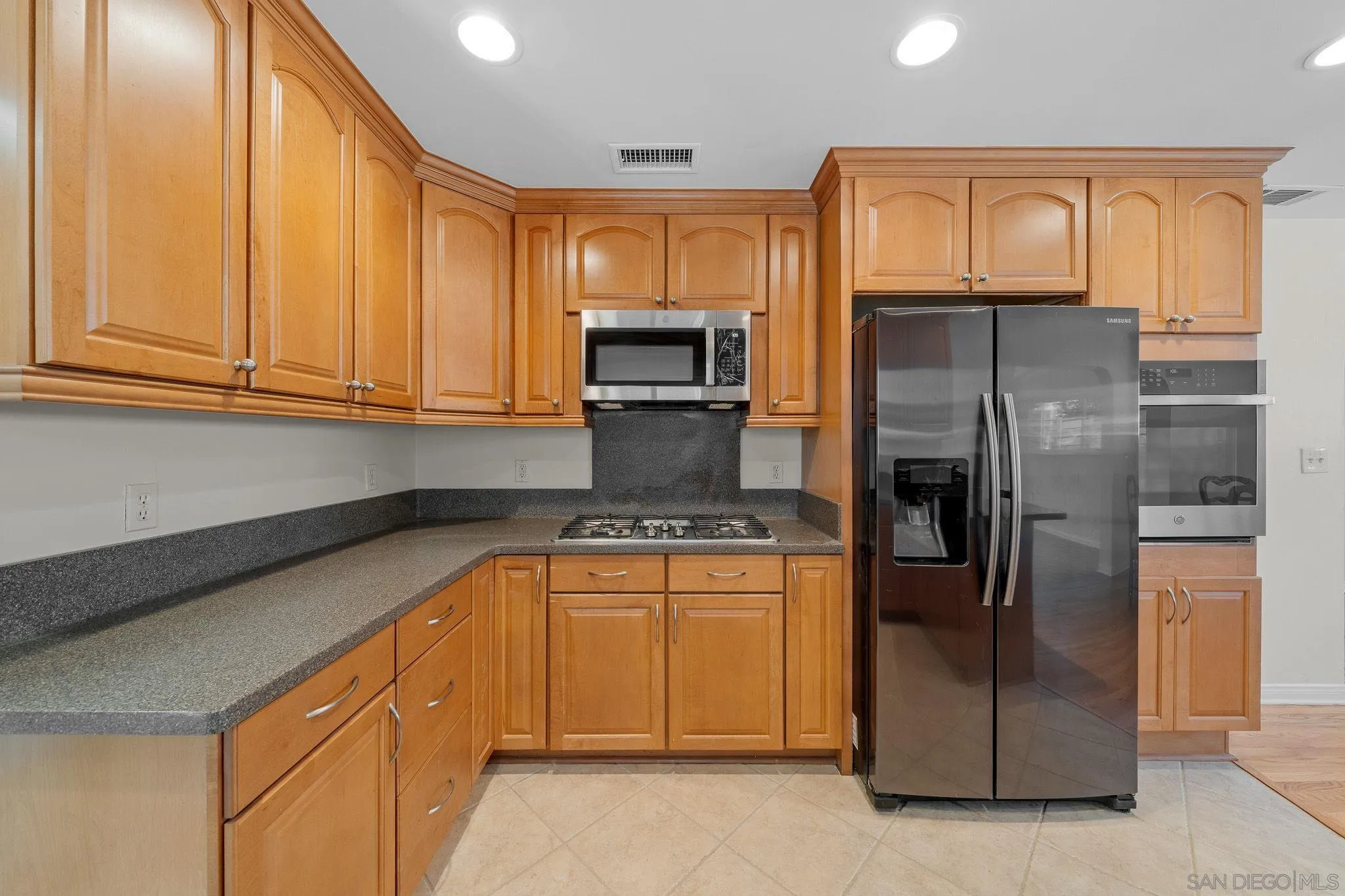 https://cdn.realtyfeed.com/cdn/127/260019235/d6d6564339e1ca76dd813e5f2946ba45.webp