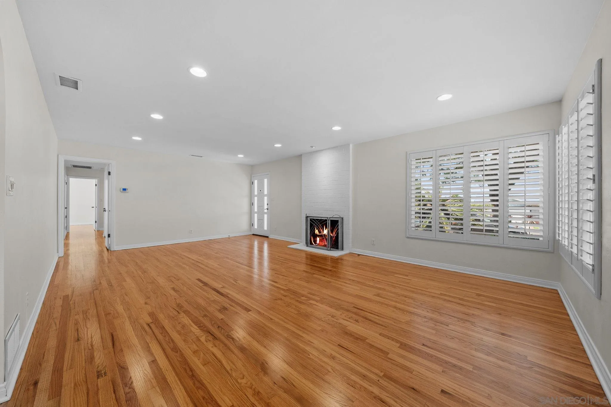 https://cdn.realtyfeed.com/cdn/127/260019235/f790db15eba428e40a48693ddc860de8.webp