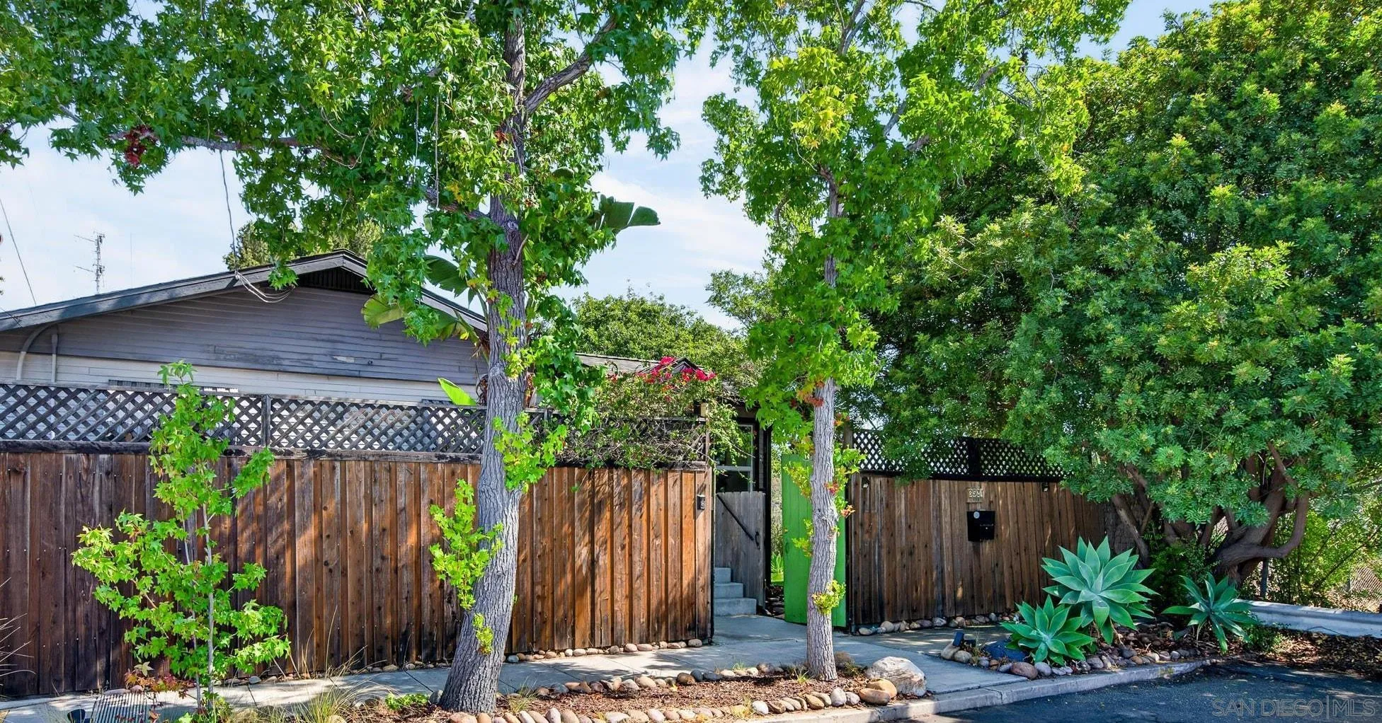 https://cdn.realtyfeed.com/cdn/127/260019236/93f197a2504f46f500faaec81895fce5.webp