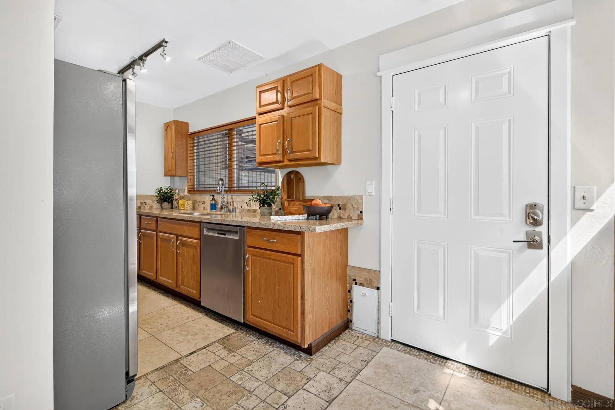 https://cdn.realtyfeed.com/cdn/127/260019236/9b75c0e1cd9378eeef8cd273005e0bd3.webp
