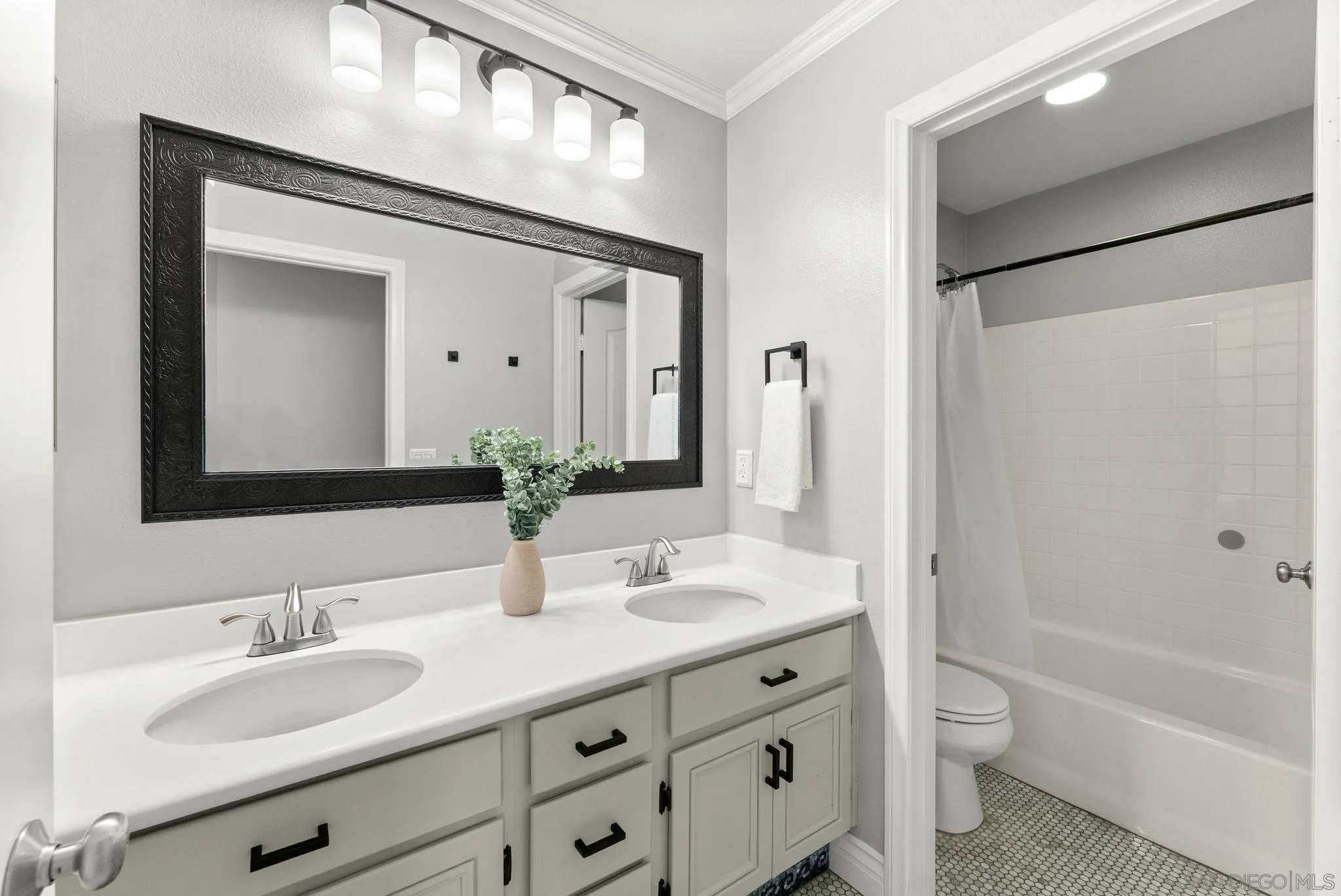 https://cdn.realtyfeed.com/cdn/127/260019246/0746ca5c2306b389adfc78eec4161cc7.webp