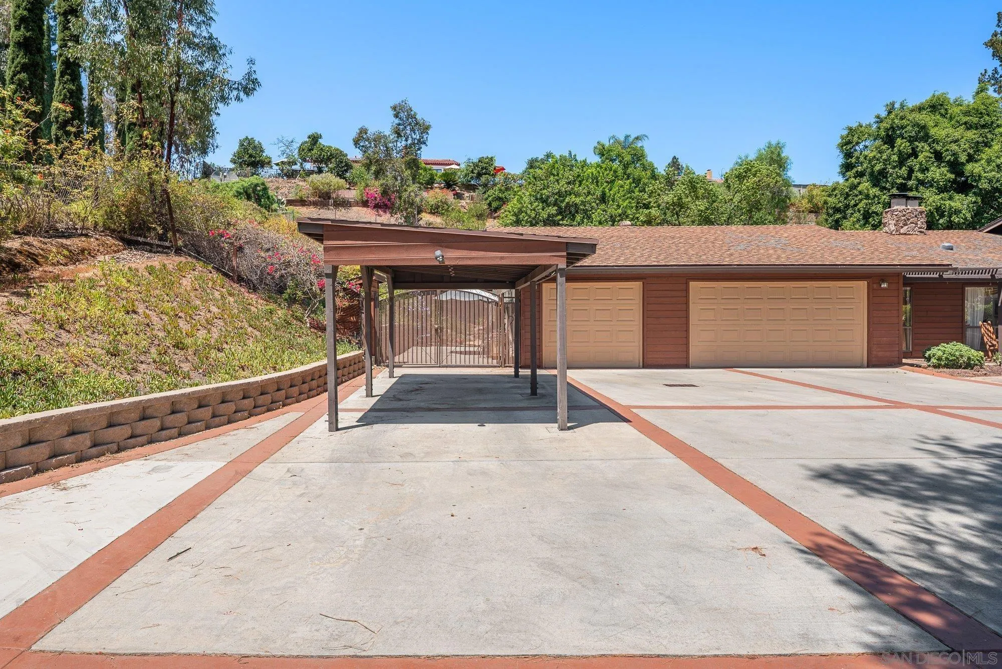 https://cdn.realtyfeed.com/cdn/127/260019256/30f51d8ad96ded447b45c7e6d19c647b.webp
