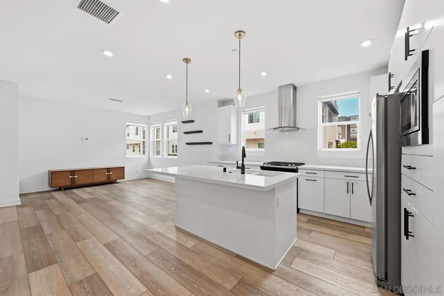 Photo #3: 260019258 Listing: Photo #3