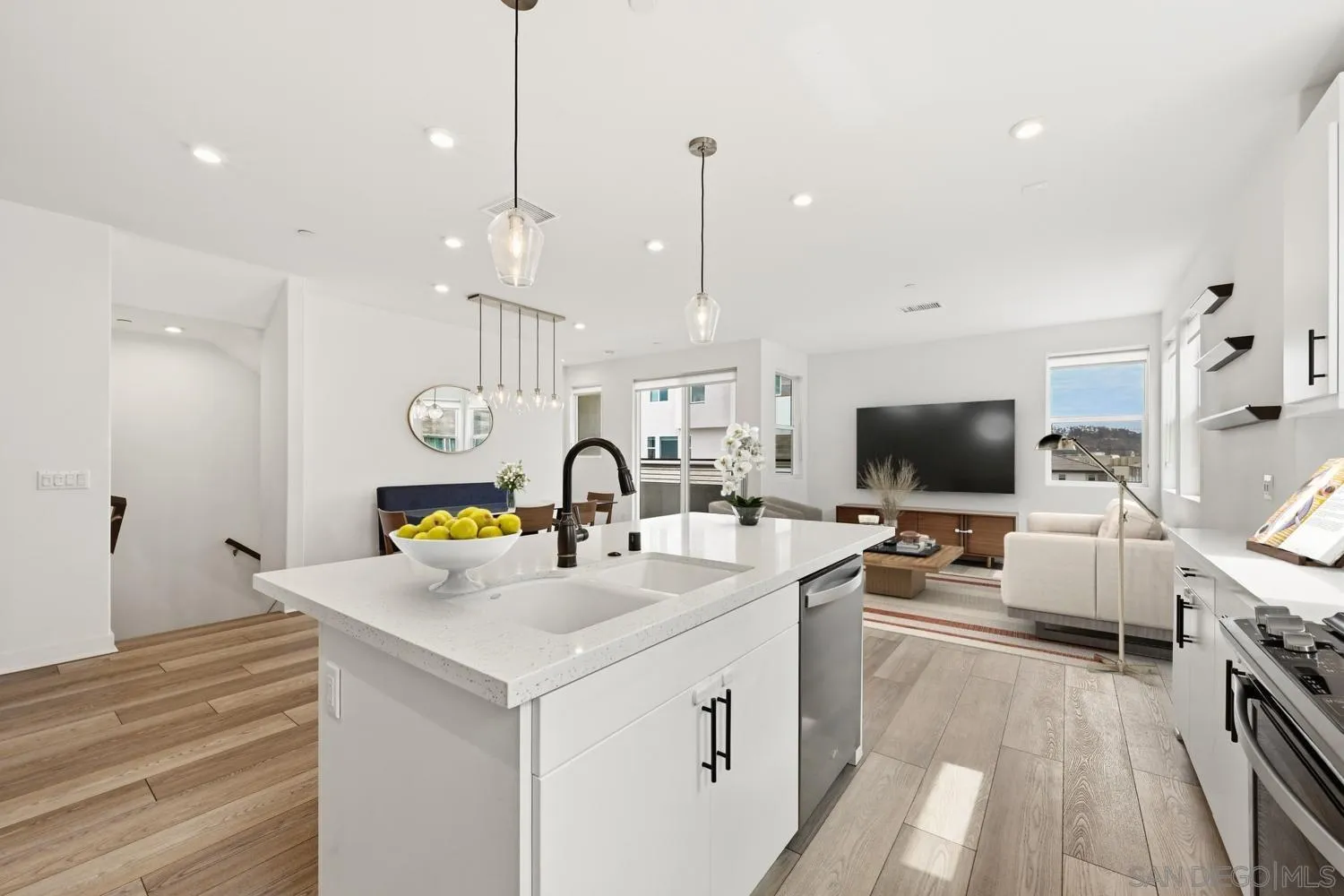 https://cdn.realtyfeed.com/cdn/127/260019258/eb4be9ea909d3584edc7808dd0a8bdb6.webp