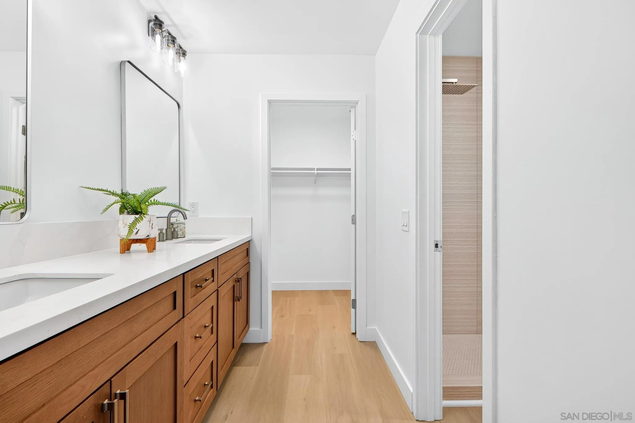 https://cdn.realtyfeed.com/cdn/127/260019260/ceae2134cf6e64e406174bcf1077d47e.webp