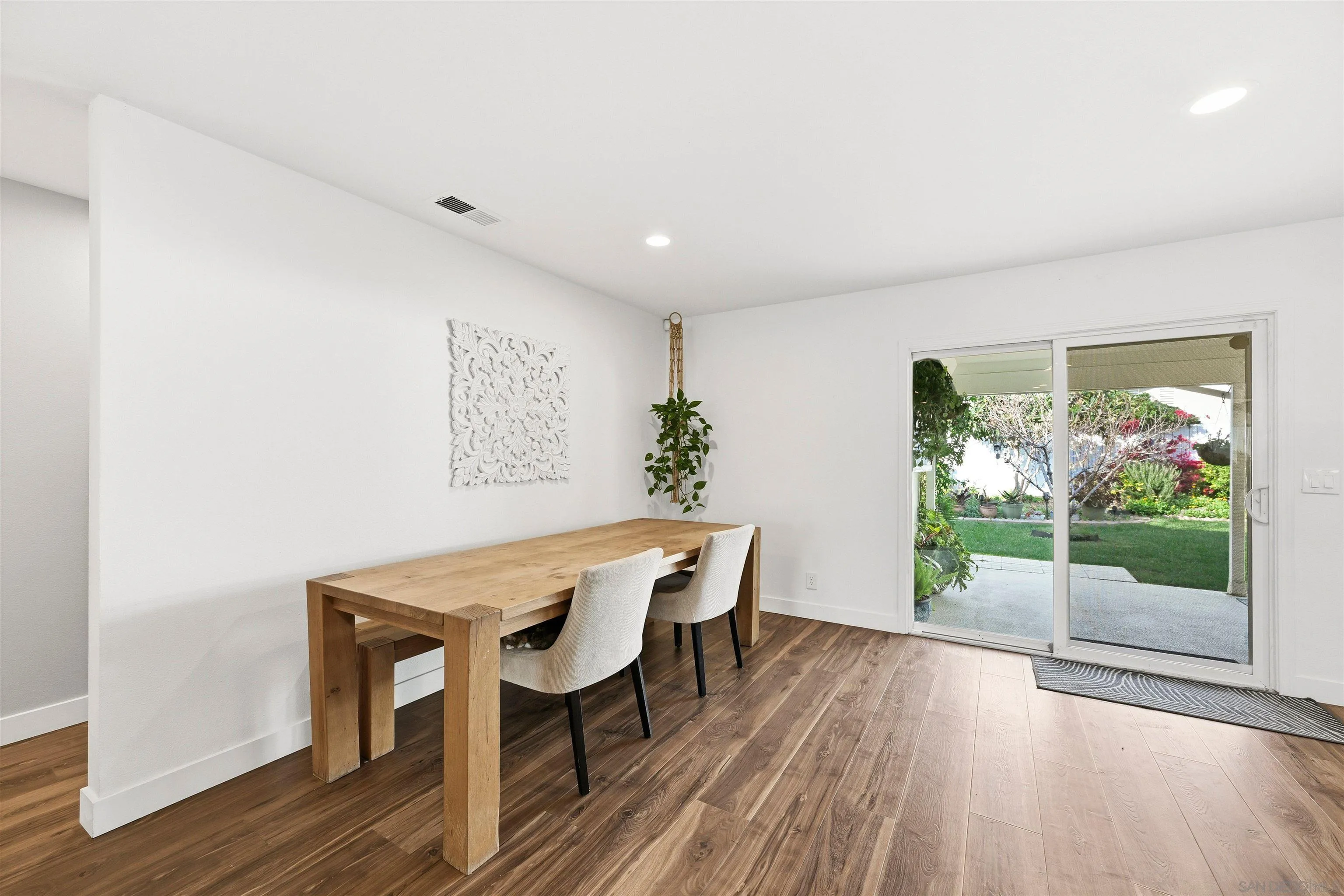 https://cdn.realtyfeed.com/cdn/127/260019270/38810f524085e27fc1247f3cfae8b6b0.webp