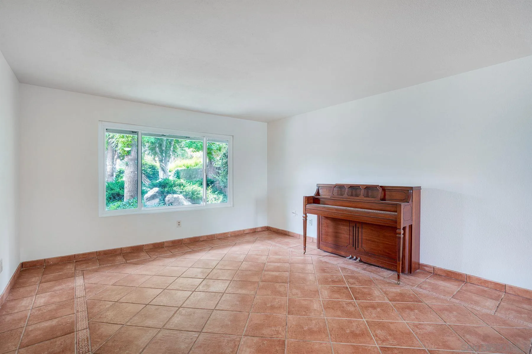 https://cdn.realtyfeed.com/cdn/127/260019273/5ff2a2d0944a6f316c8dfccb6376fdee.webp