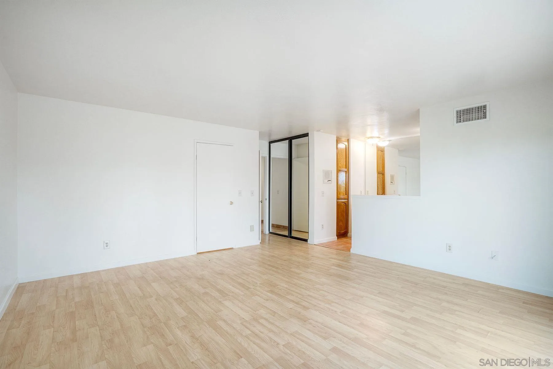 https://cdn.realtyfeed.com/cdn/127/260019273/e94e2850c3299b8f1d720dfacb8abe71.webp