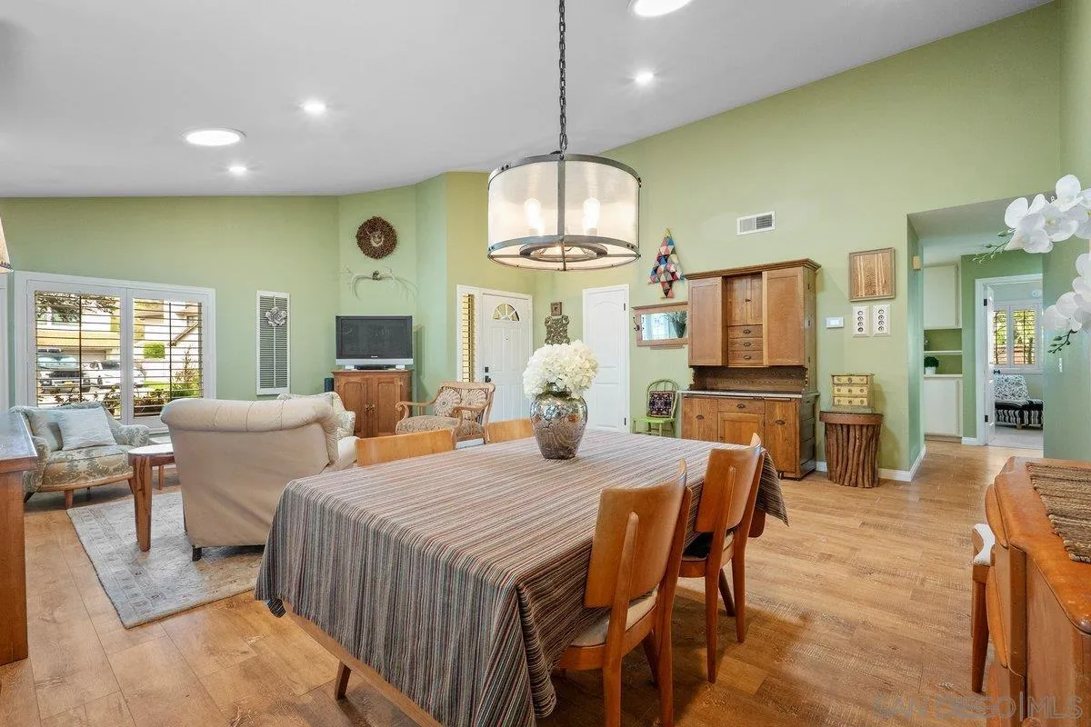 https://cdn.realtyfeed.com/cdn/127/260019275/738dfcb7121736e2ceffb9e4a7e583a0.webp