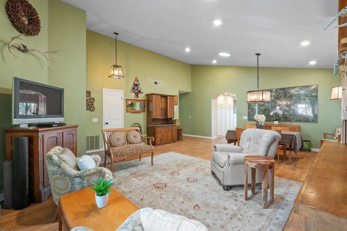 https://cdn.realtyfeed.com/cdn/127/260019275/ed42753b8324a15583296867178a8c7d.webp