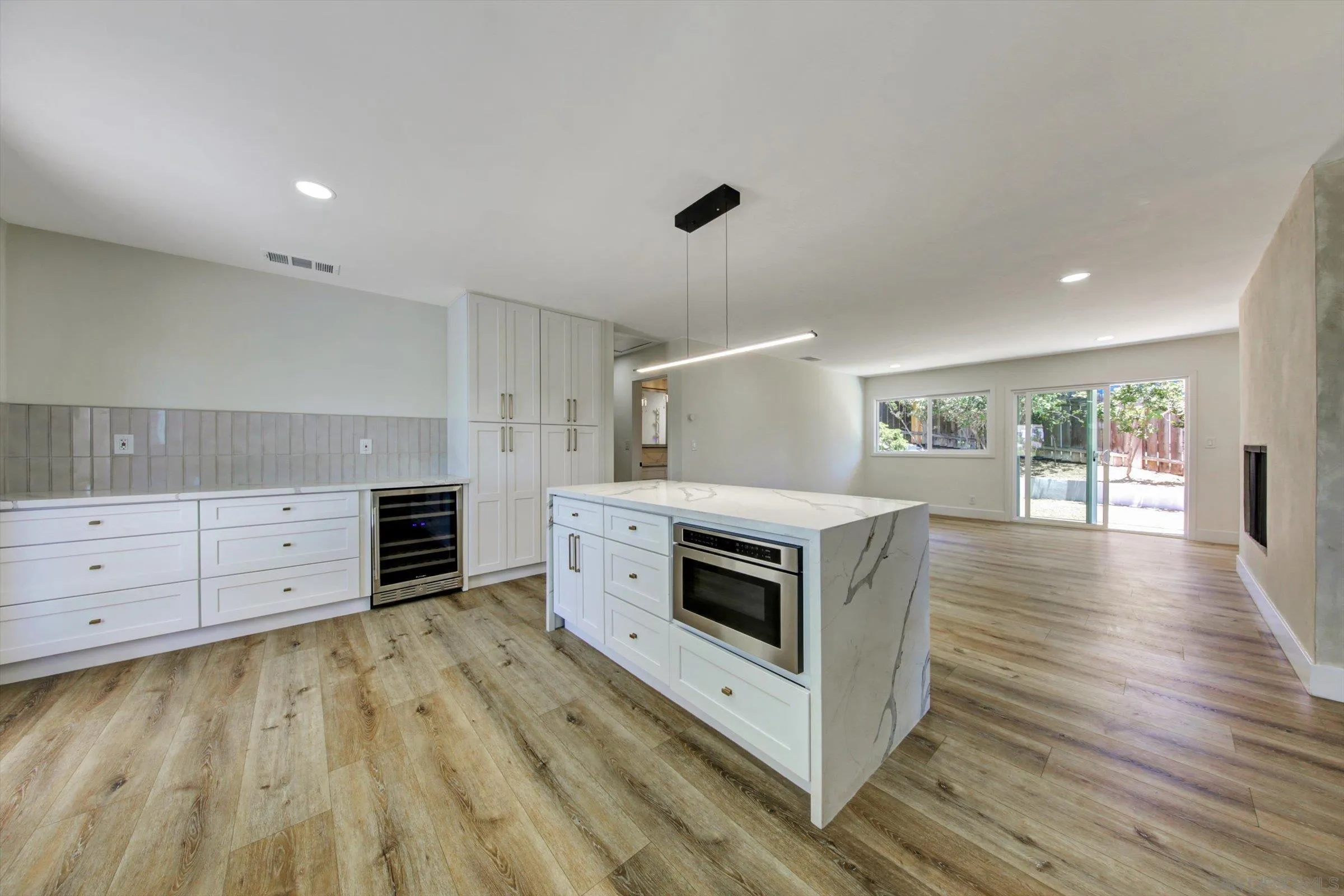https://cdn.realtyfeed.com/cdn/127/260019282/aada31aa8ab503e6136aad9cb8ee73b0.webp