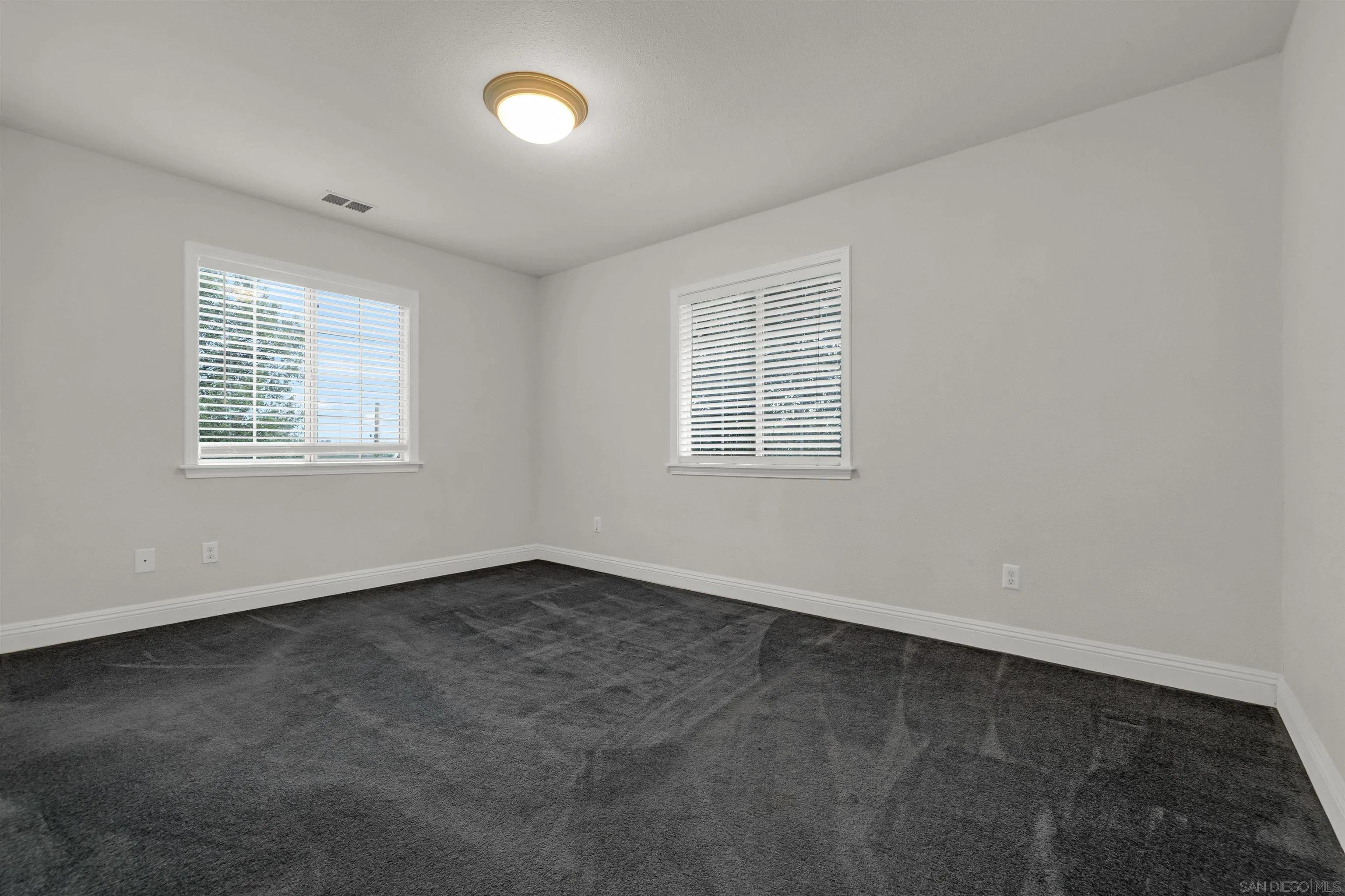 https://cdn.realtyfeed.com/cdn/127/260019283/211c5875bd8ceee28fa401e19fec5dbd.webp