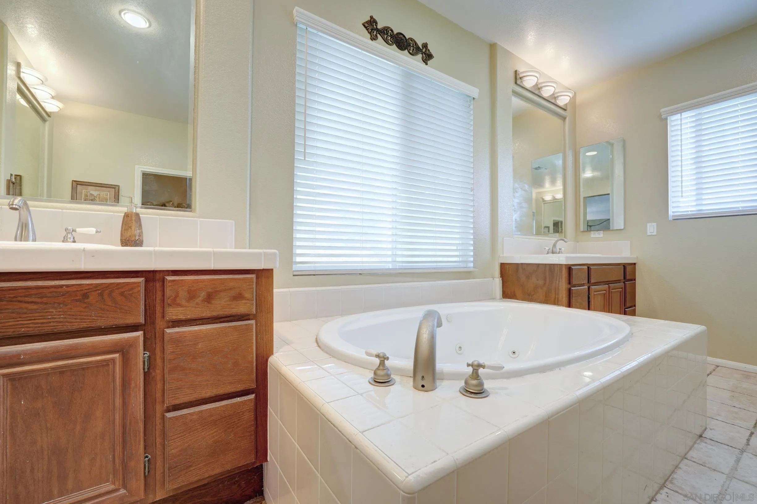 https://cdn.realtyfeed.com/cdn/127/260019303/a922201c6bea9f30d57d394fc9a344ee.webp