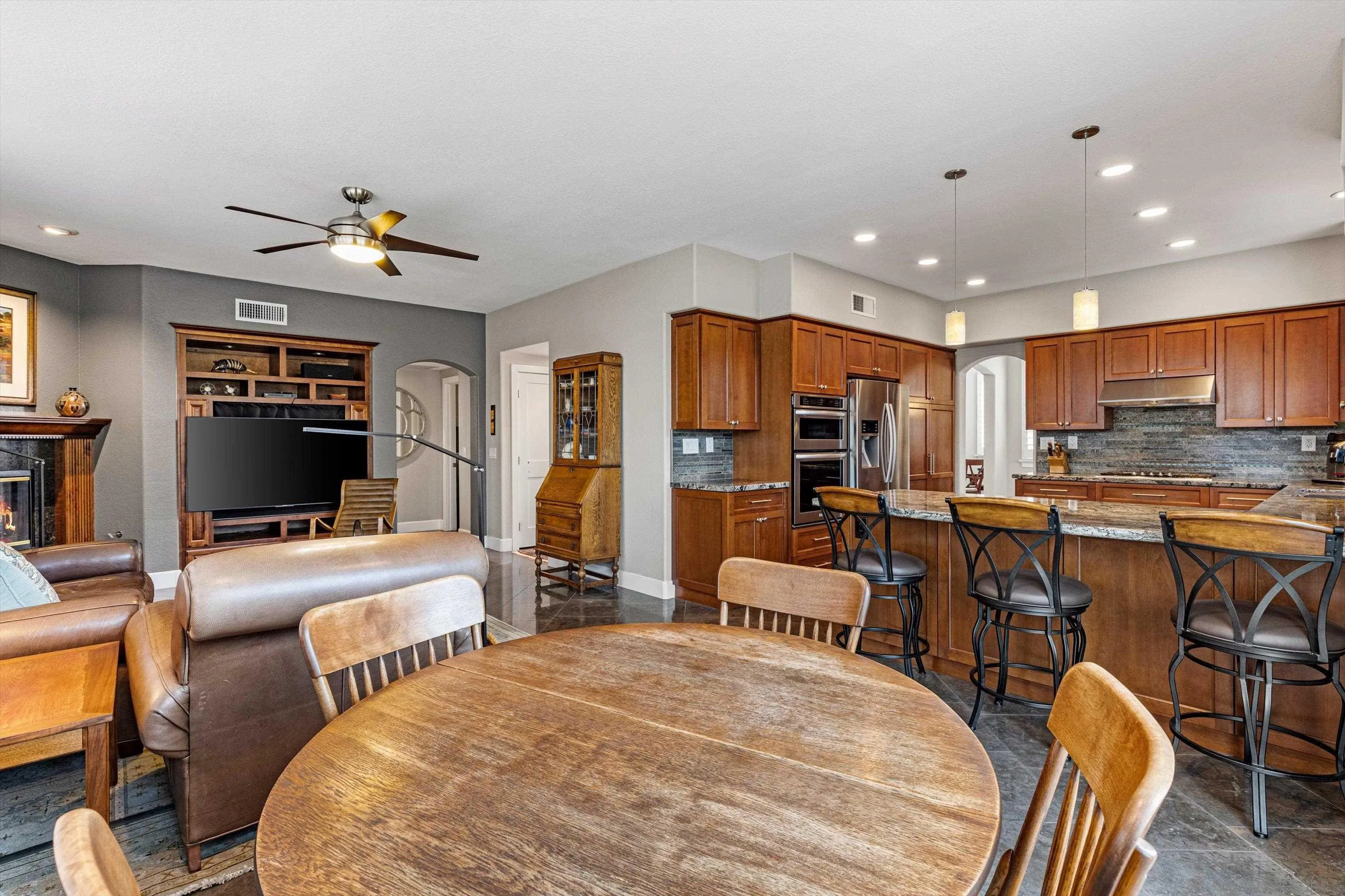 https://cdn.realtyfeed.com/cdn/127/260019304/8ce000da18ed7f72787adbe1aa00a2a8.webp