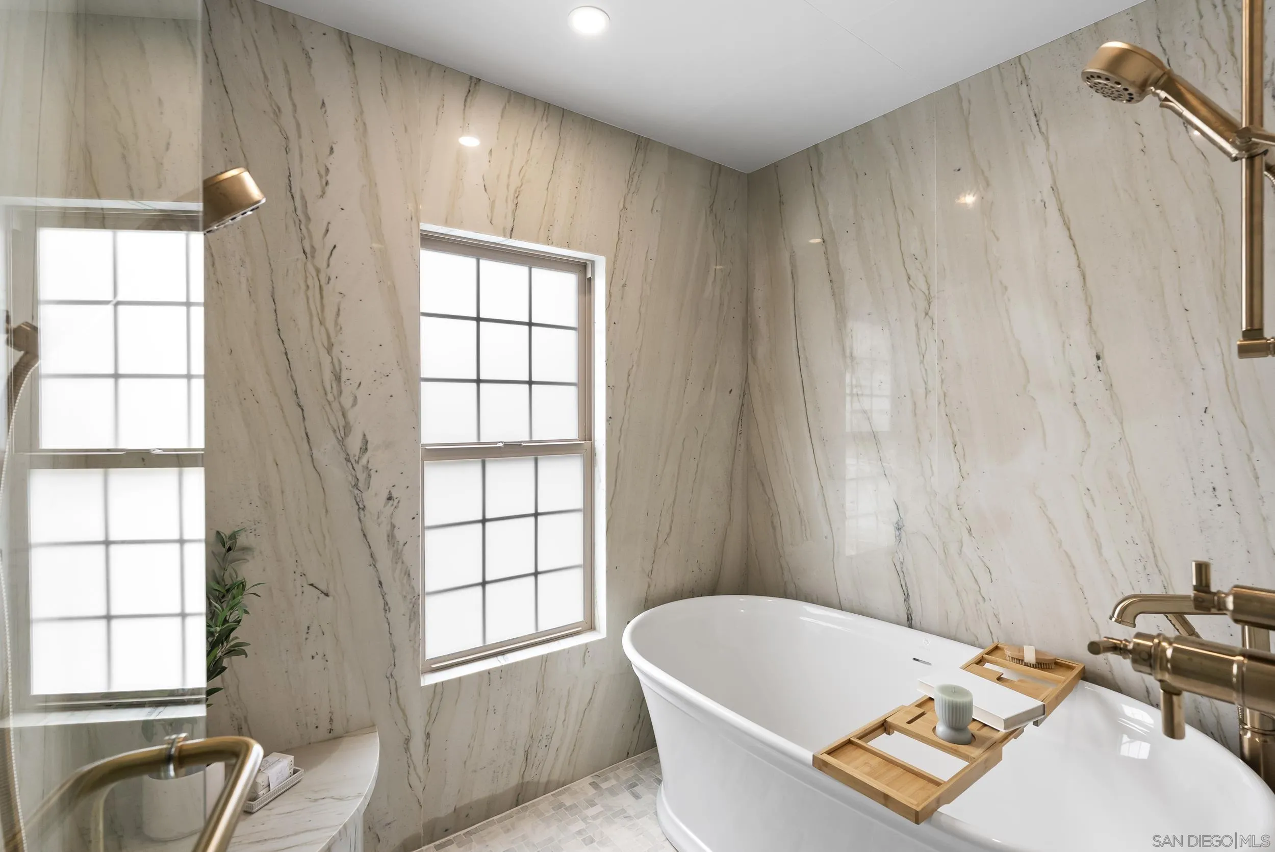 https://cdn.realtyfeed.com/cdn/127/260019305/d39936904458f60315044f8fd89136e2.webp