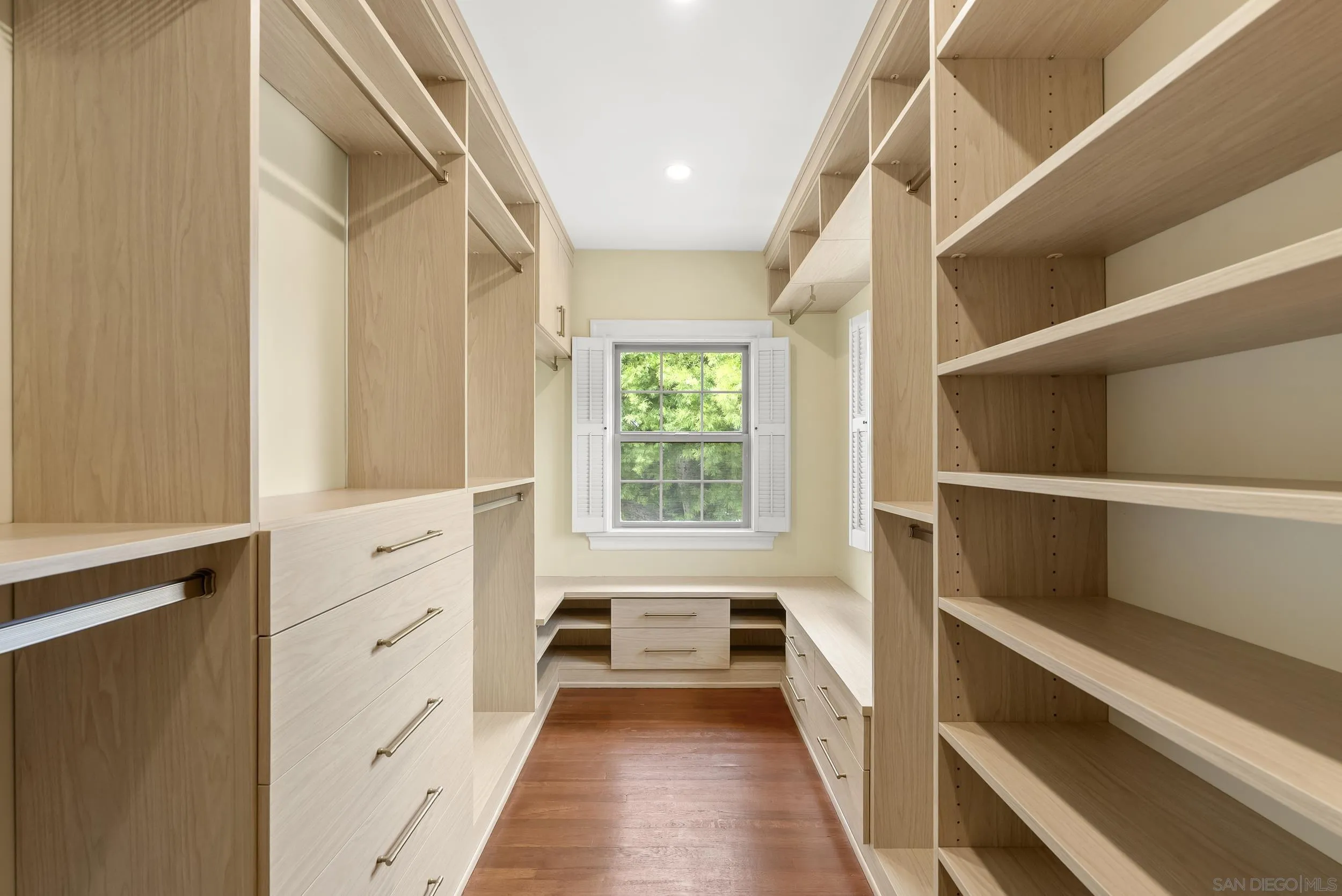 https://cdn.realtyfeed.com/cdn/127/260019305/fe9d0d25511ce1a2103f1a680d99e0d9.webp