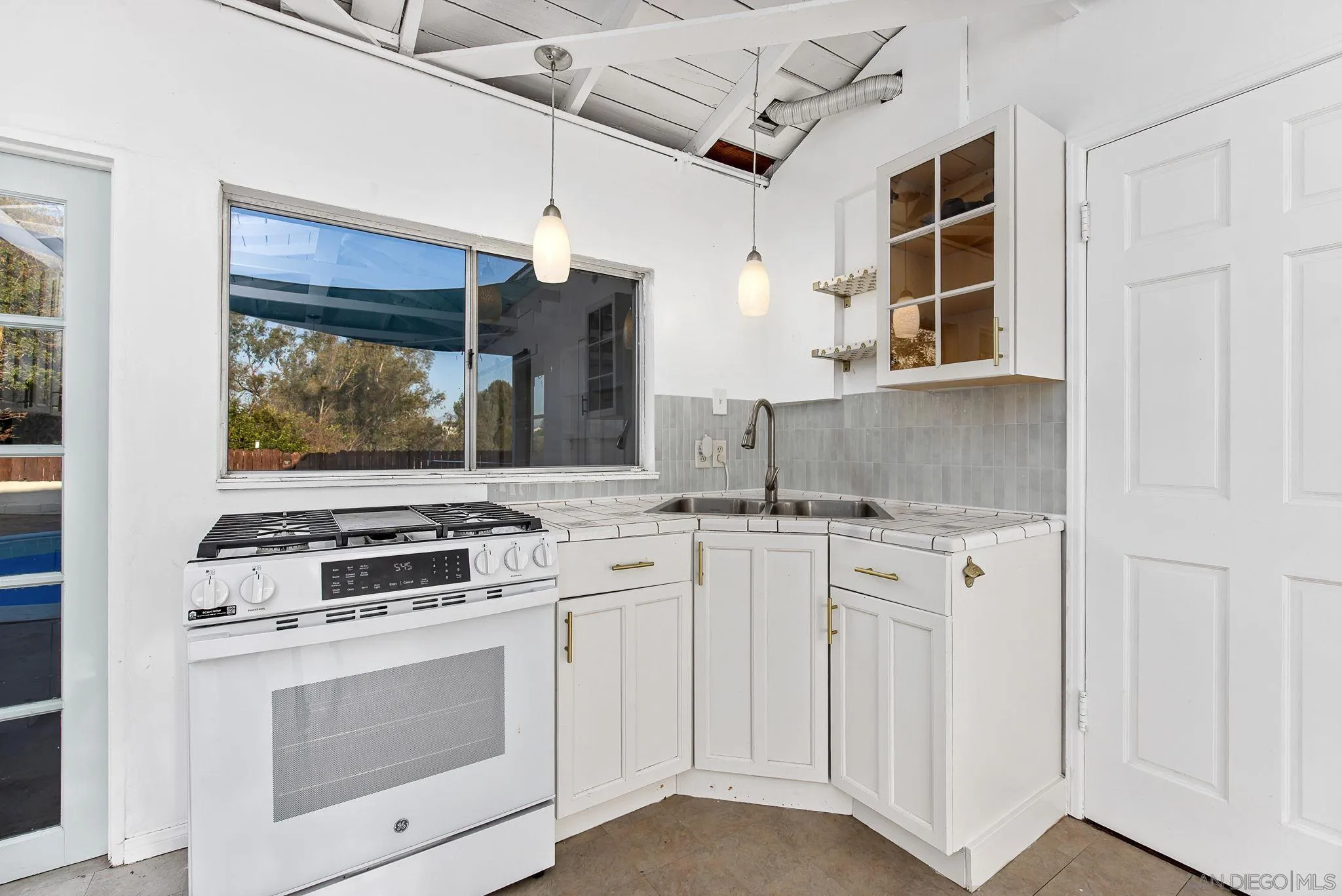 https://cdn.realtyfeed.com/cdn/127/260019306/0000654fb2bfbf930e104c056f4141da.webp